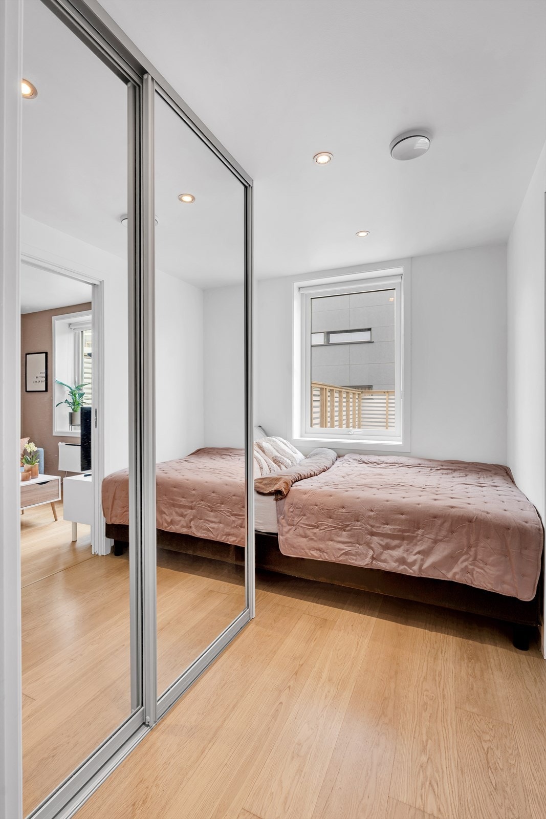 Soverom med god plass til stor seng og annet ønsket møblement. Galleribilde