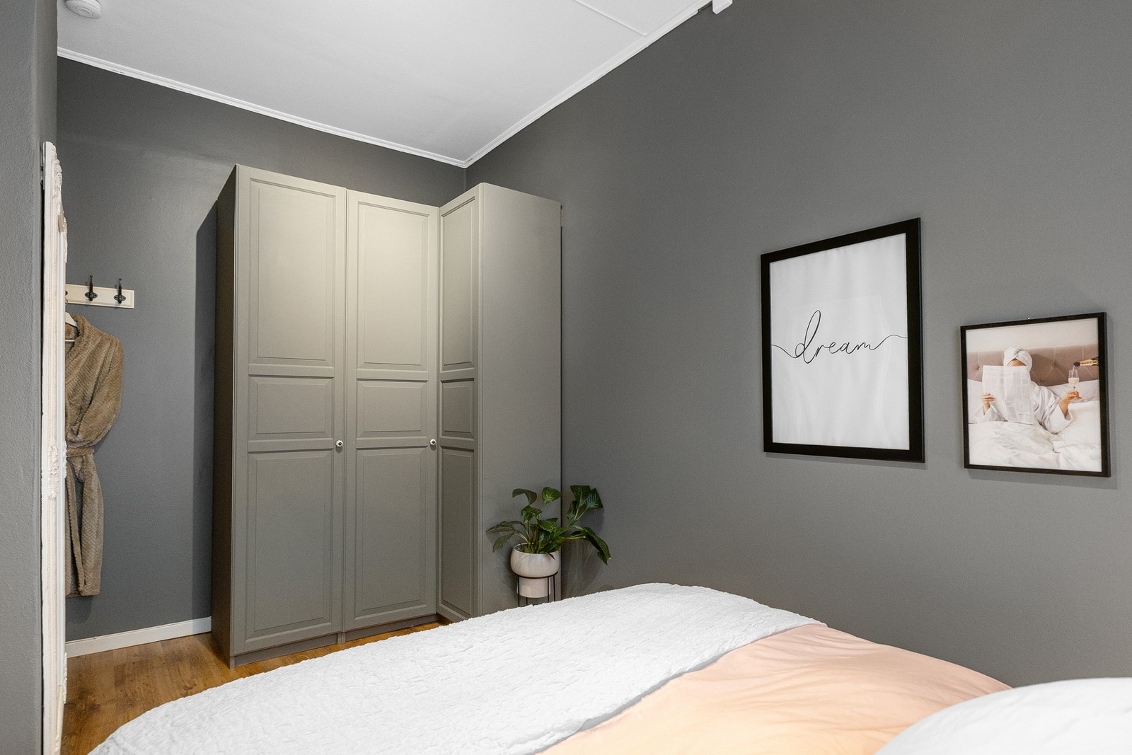 Videre er soverommet utstyrt med et praktisk garderobeskap. Galleribilde