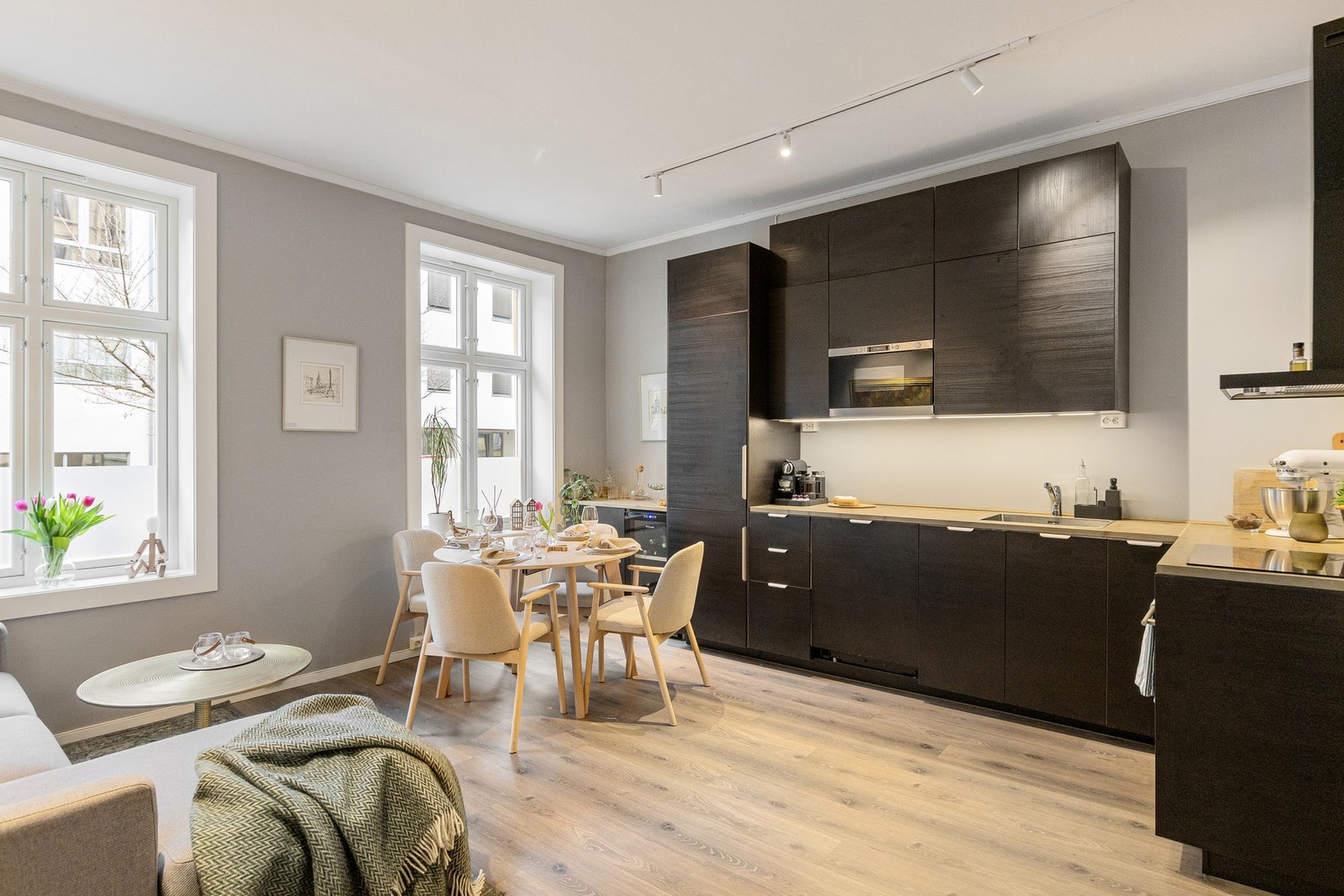 Stilrent kjøkken fra 2017 innredet med slette fronter og benkeplate av tre. Galleribilde