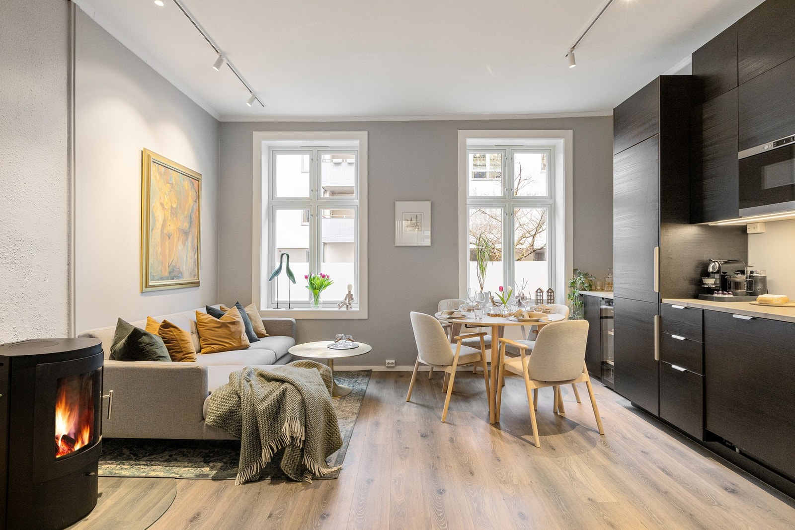 Innbydende stue/kjøkken med en praktisk utforming og gulvvarme. Galleribilde