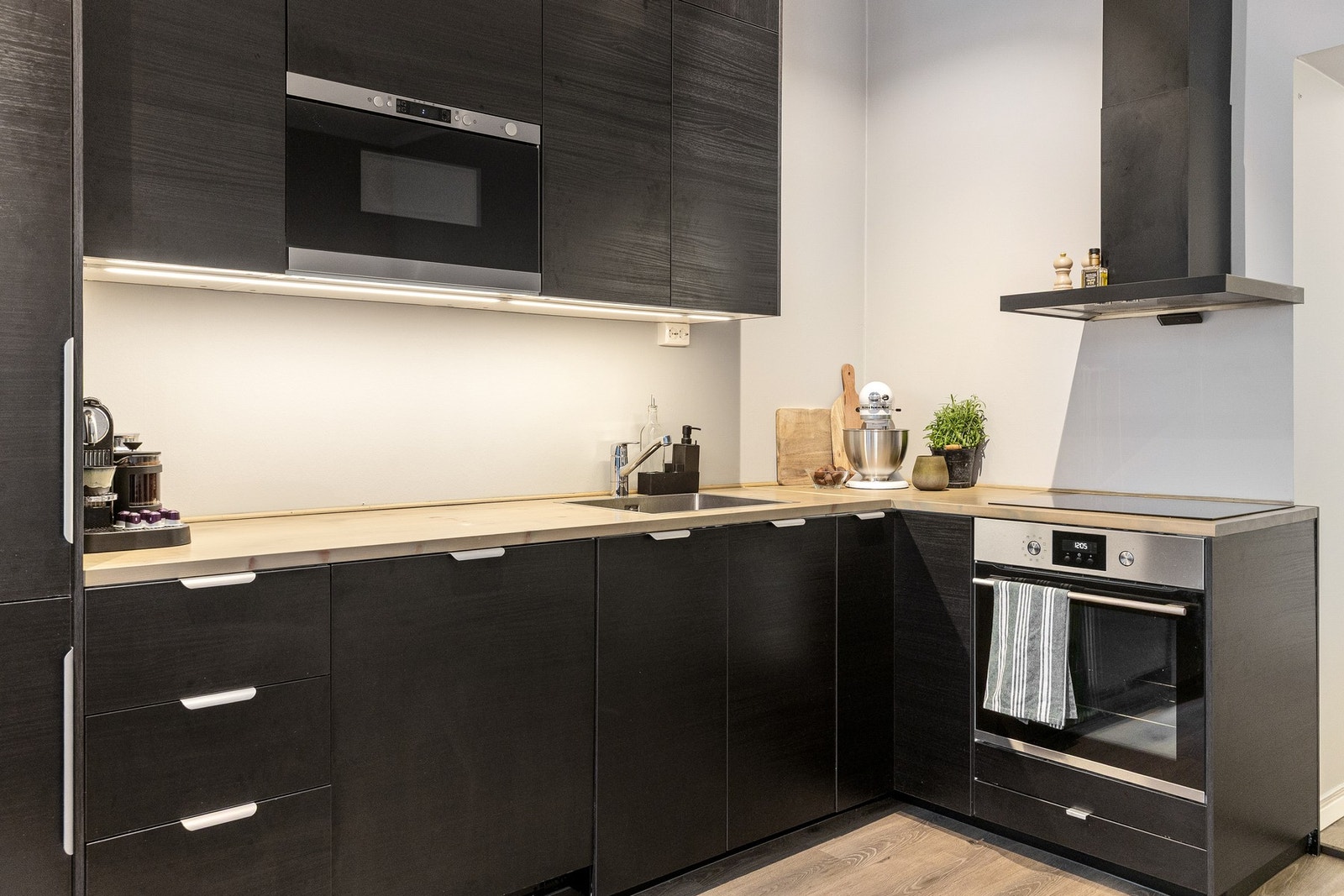 Videre er kjøkkenet utstyrt med integrerte hvitevarer som kjøleskap med fryser, oppvaskmaskin, mikrobølgeovn, stekeovn og
induksjonstopp. Galleribilde