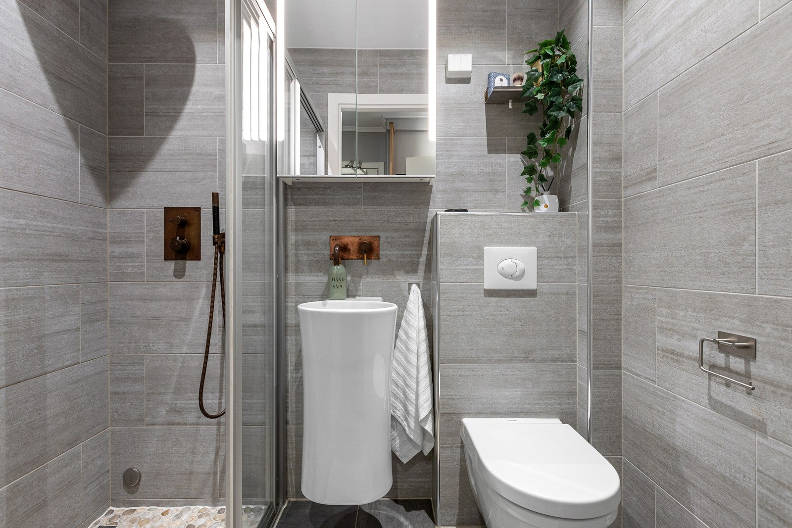 Flislagt baderom oppgradert i 2017 med varme i gulv. Galleribilde