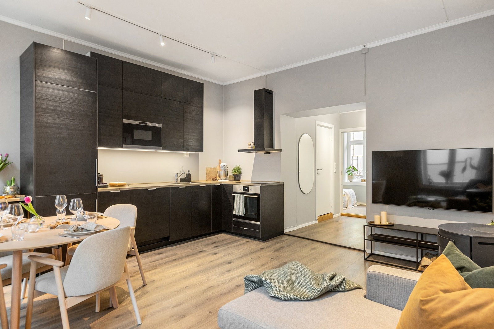 Stuen/kjøkkenet byr på plass til både sofagruppe med tilhørende møblement og spisebord. Galleribilde