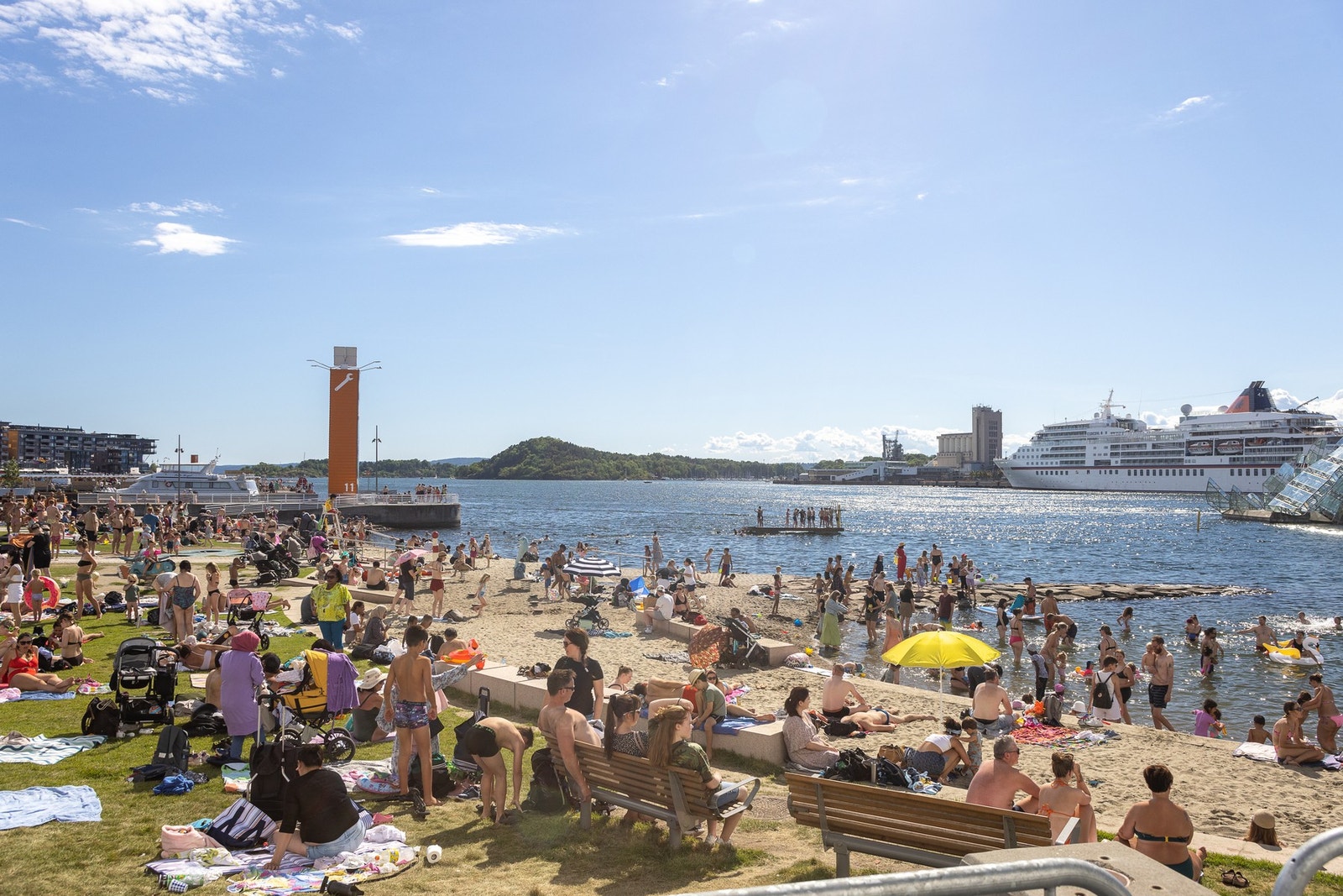 Det er gangavstand til Operastranda, her er det sydenstemning midt i vår deilige by. Galleribilde