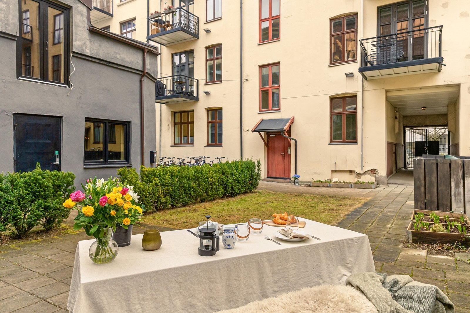 Tomten er opparbeidet med steinlagt bakgård, sykkelparkering, prydbusker og diverse beplantning. Galleribilde