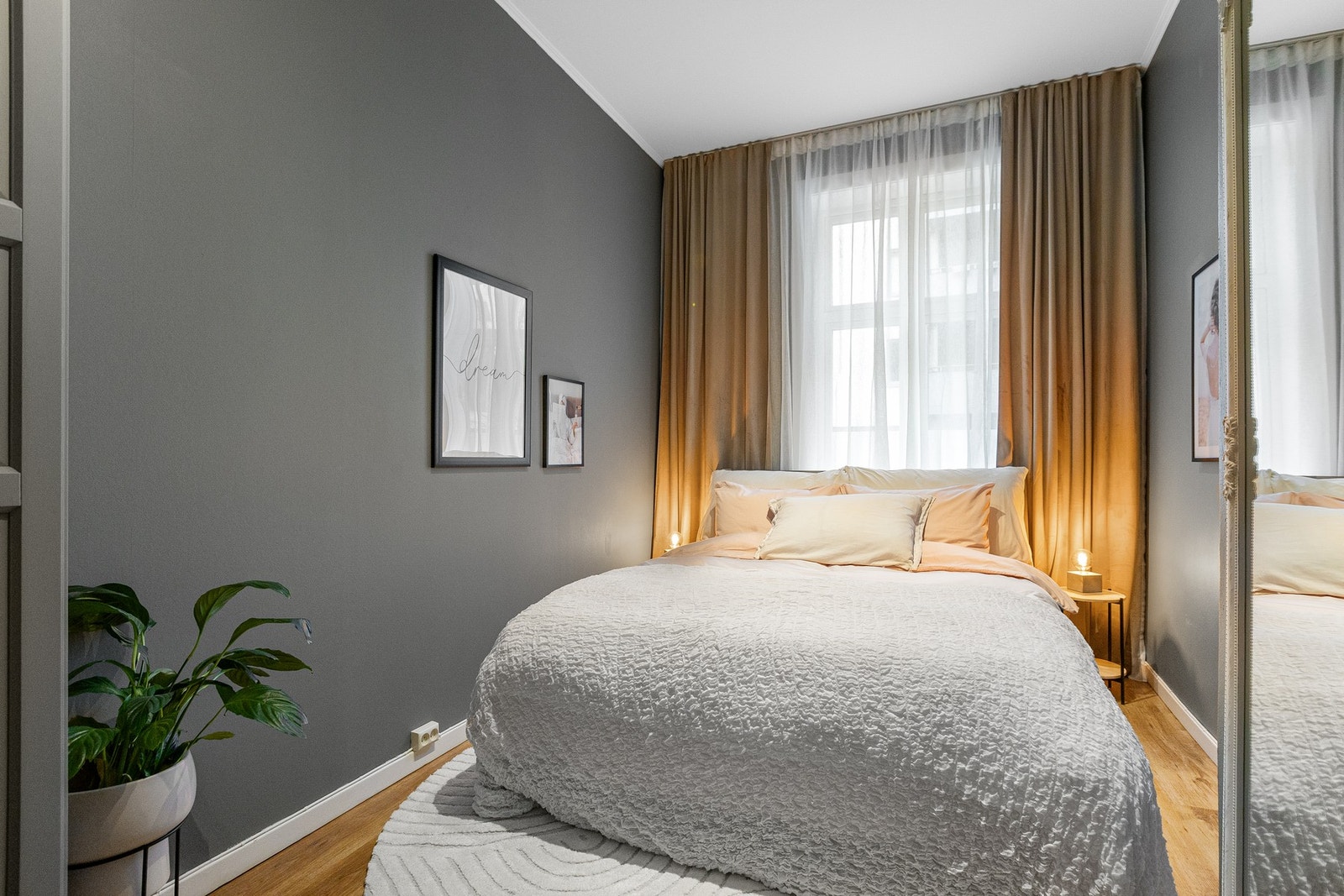 Romslig hovedsoverom med god plass til dobbeltseng. Stort vindu som bidrar til en lun og luftig atmosfære. Galleribilde