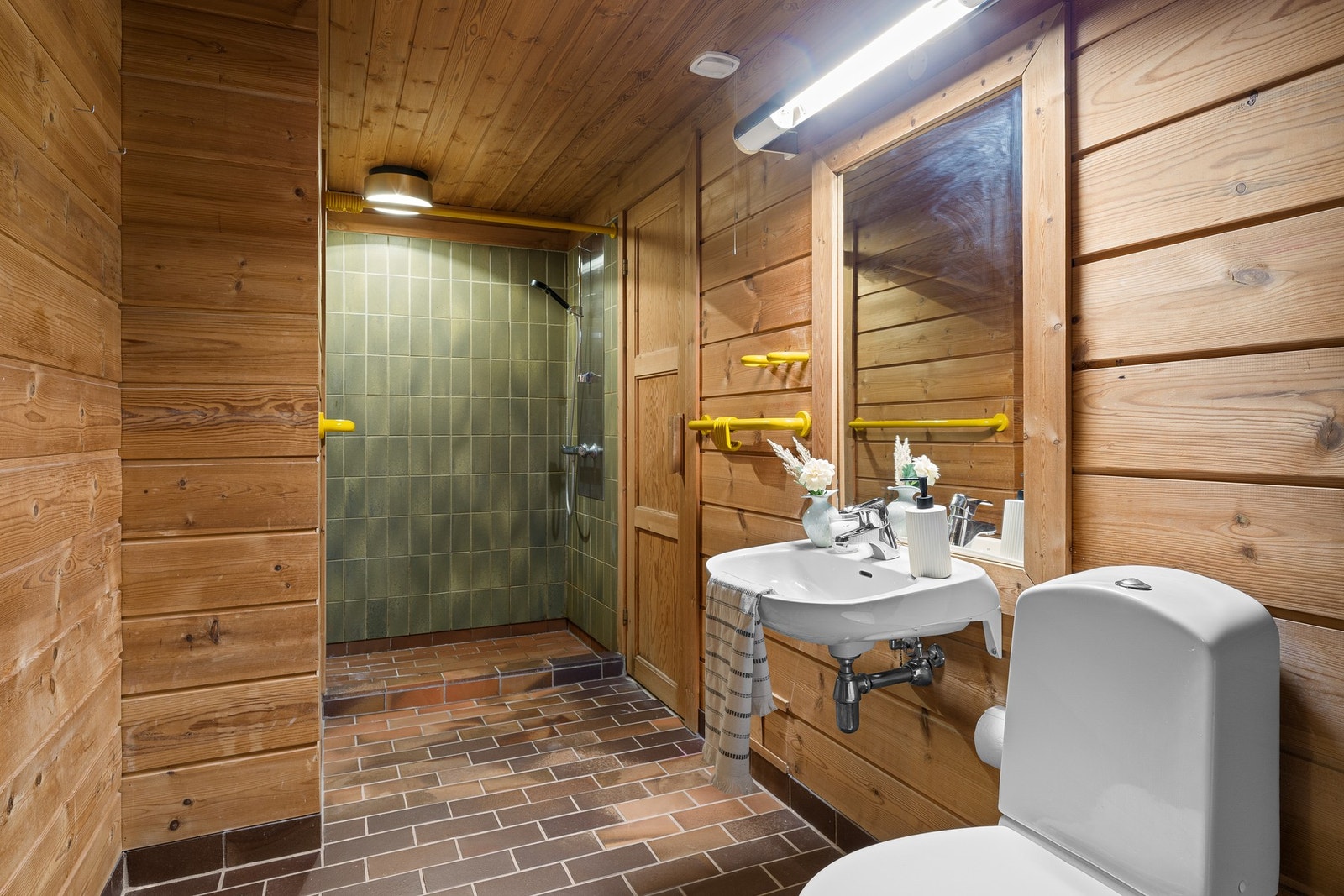 Badet i underetasjen har fliser på gulv, samt fliser og trepaneler på vegger. Det er mulighet for en fremtidig badstu i forbindelse med badet Galleribilde