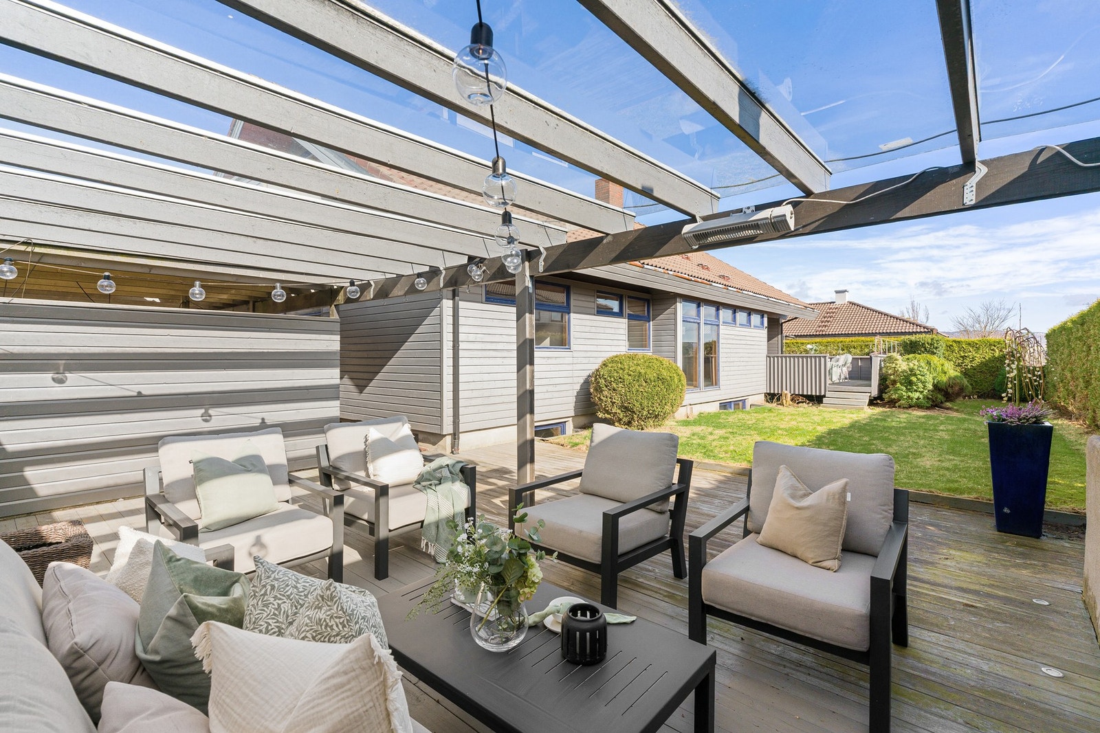 Eiendommen ligger fint til med gode solforhold og et flott opparbeidet uteområde som innbyr til både lek, avslapning og sosiale sammenkomster. Galleribilde