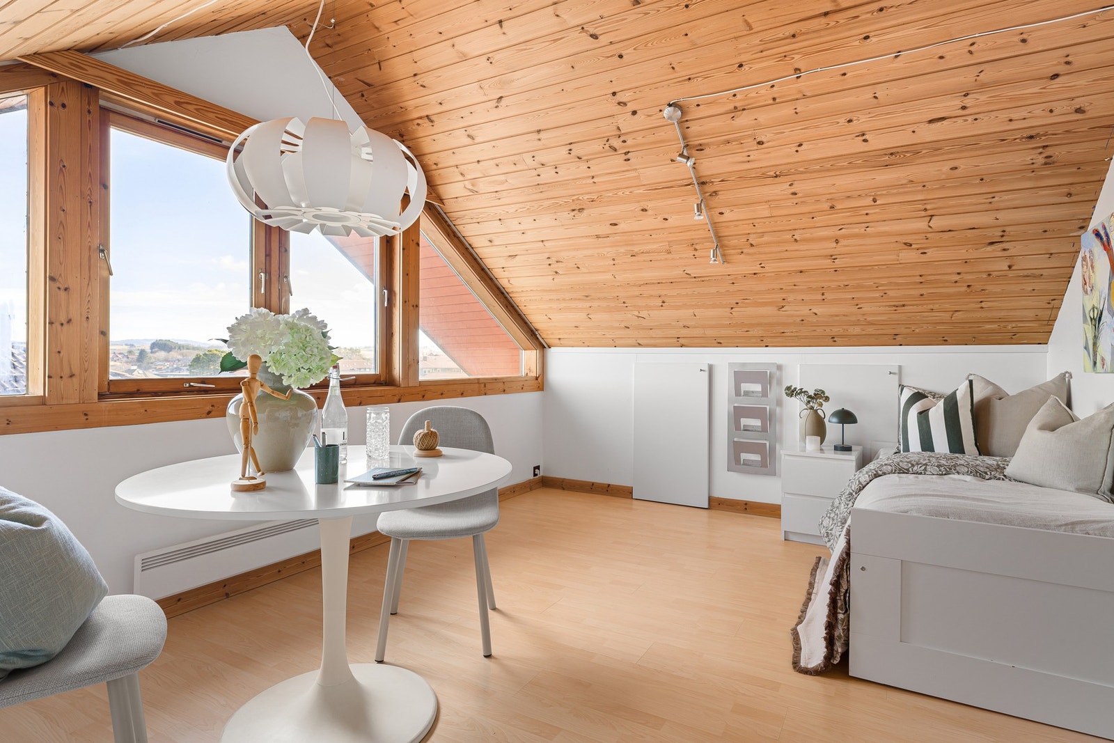 Soverommet i andre etasje har god plass til dobbeltseng, nattbord og garderobeskap Galleribilde