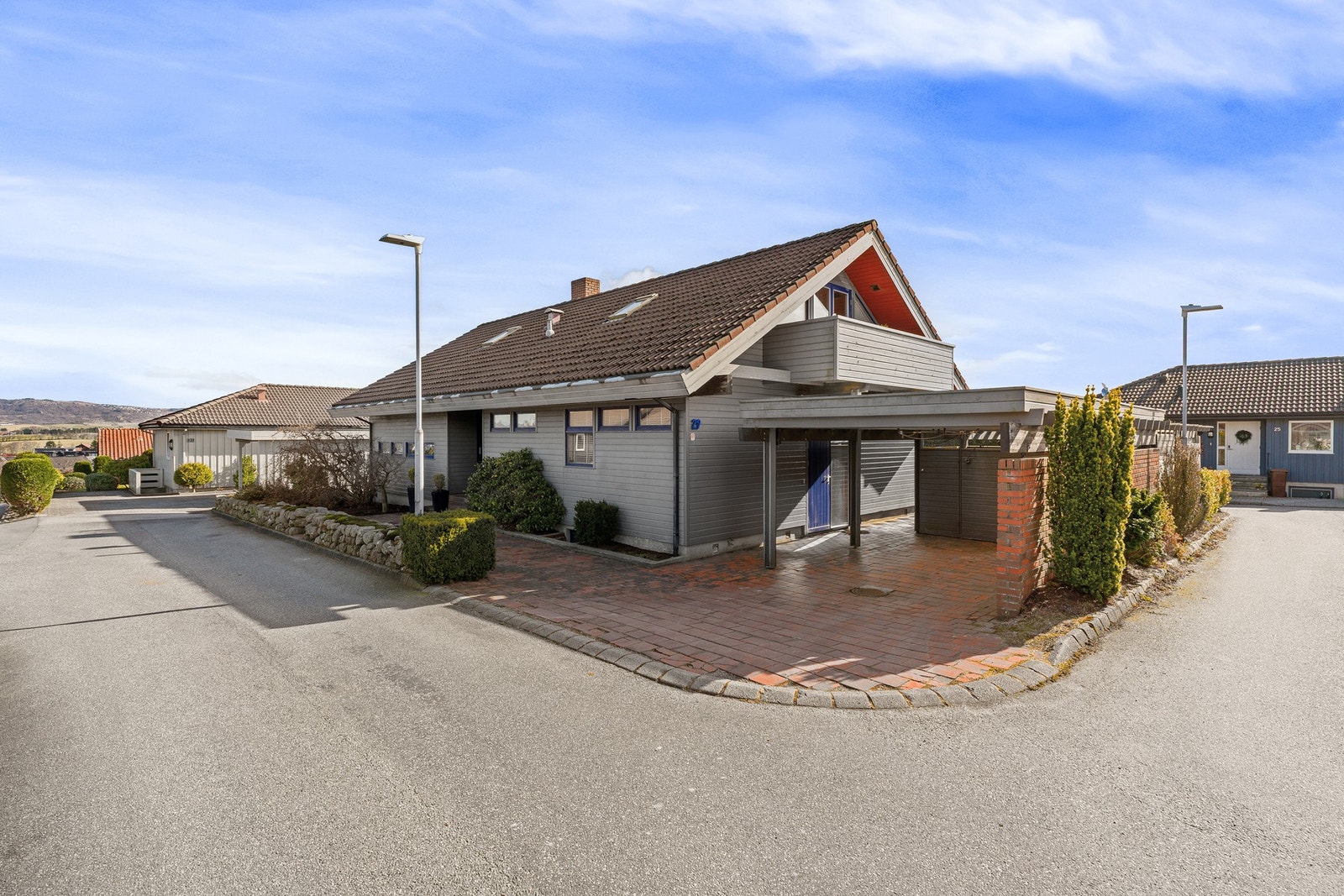 Det er parkering i carport og på fremsiden av boligen Galleribilde