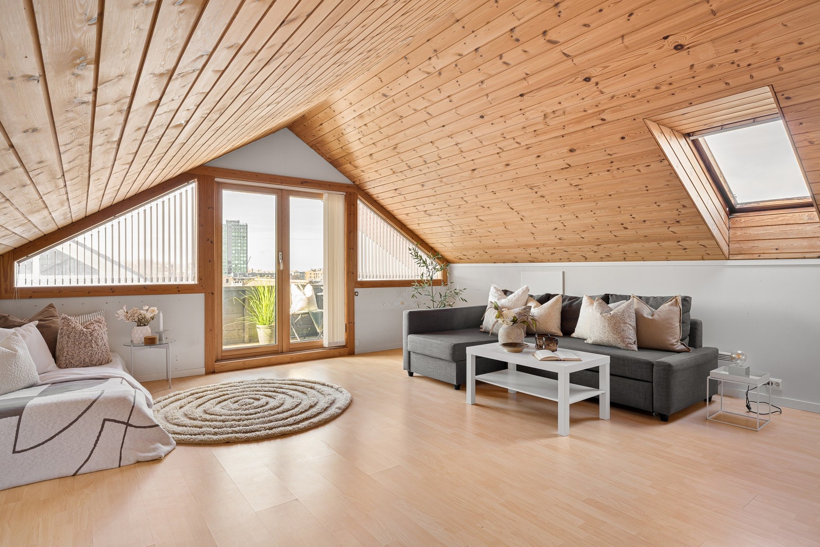 Loftstuen har flere store vindusflater og utgang til en vestvendt balkong. Det er god plass til sittegruppe og tv-seksjon Galleribilde