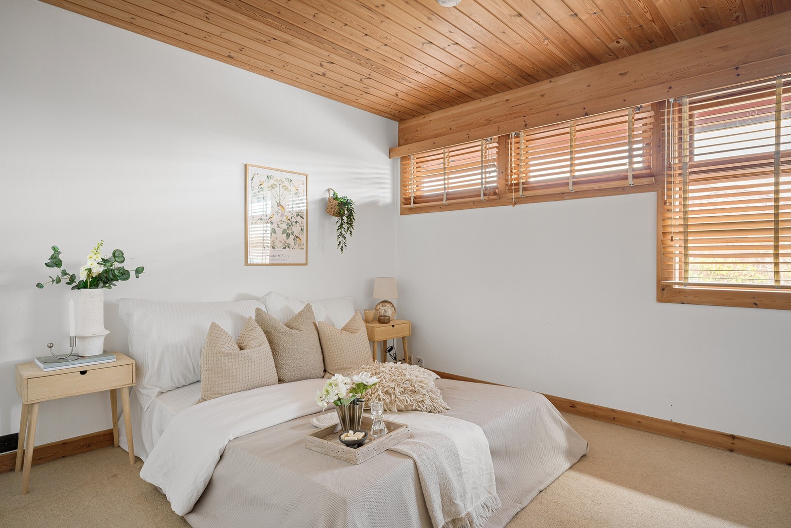 Romslig hovedsoverom med god plass til dobbeltseng og nattbord. Soverommet har skyvedørsgarderobe Galleribilde