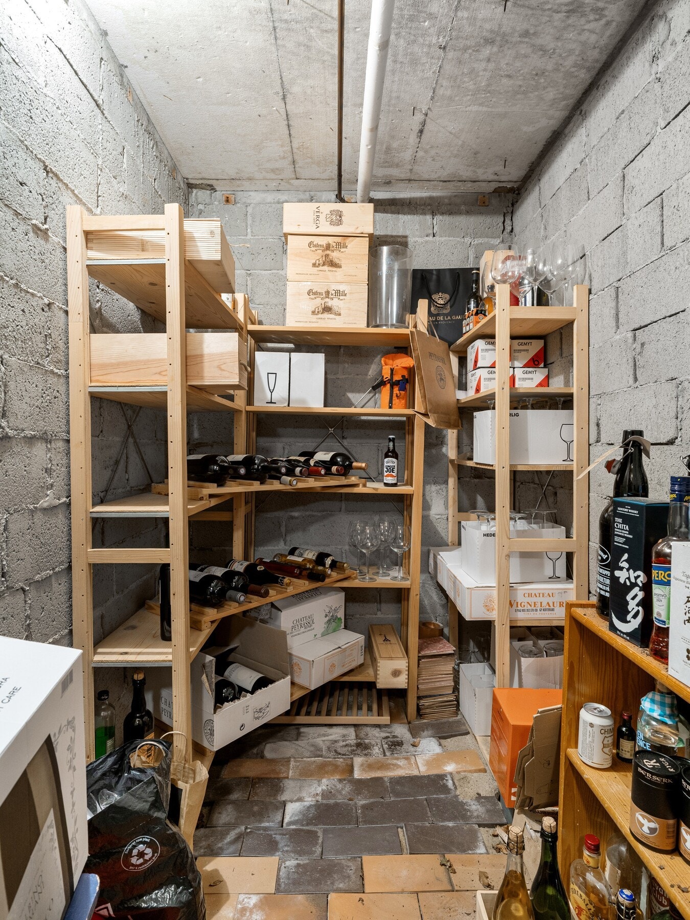 Kjelleren har gode lagringsmuligheter der nåværende eier bruker det ene rommet som vinkjeller Galleribilde