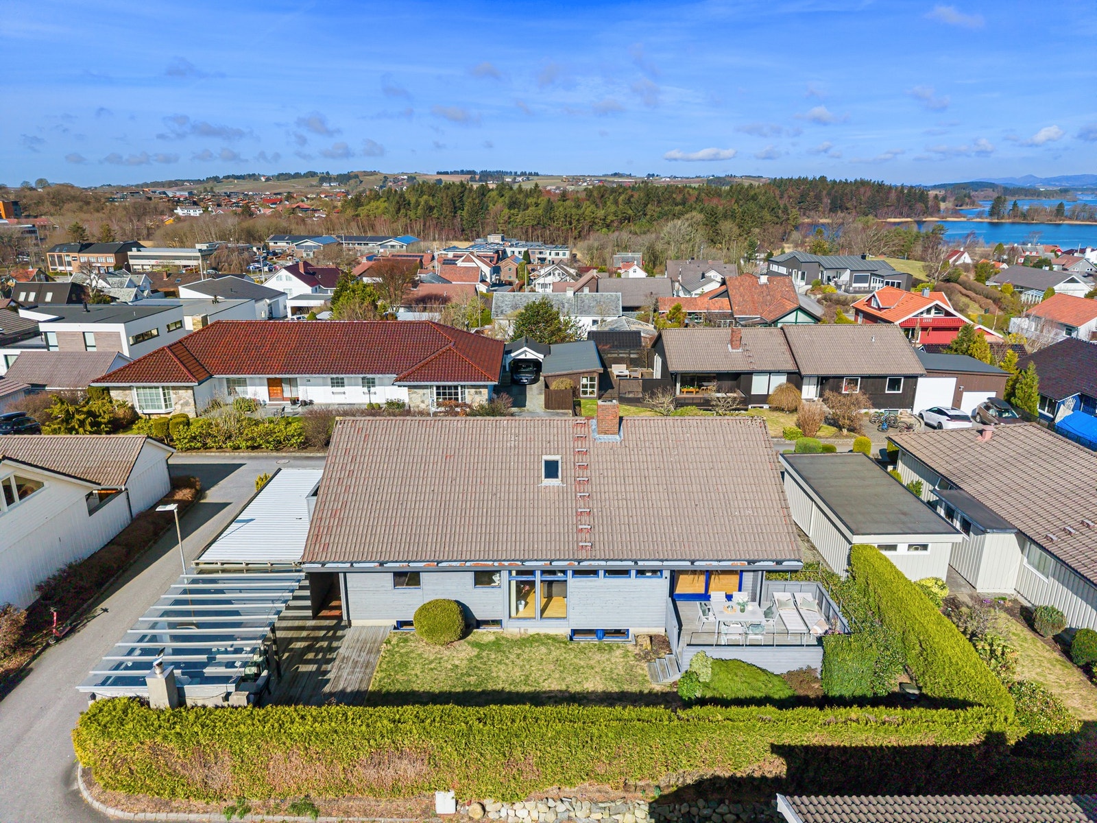 Eiendommen ligger i en etterspurt gate med kort avstand til alle fasiliteter Galleribilde