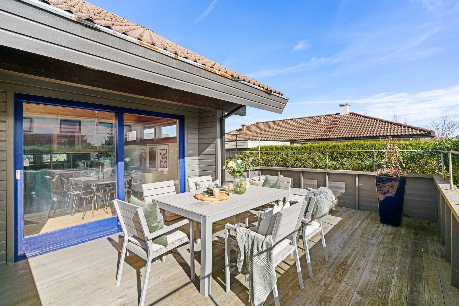 Terrassen er godt skjermet fra naboer og det er fin utsikt mot øst Galleribilde