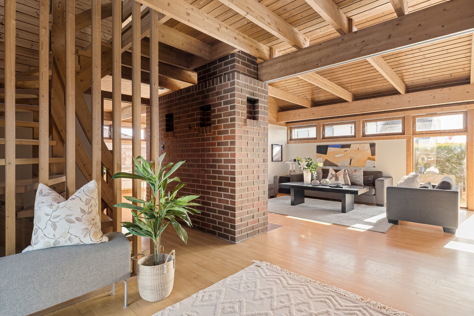 Fra gangen kommer man videre inn til boligens stue. Galleribilde