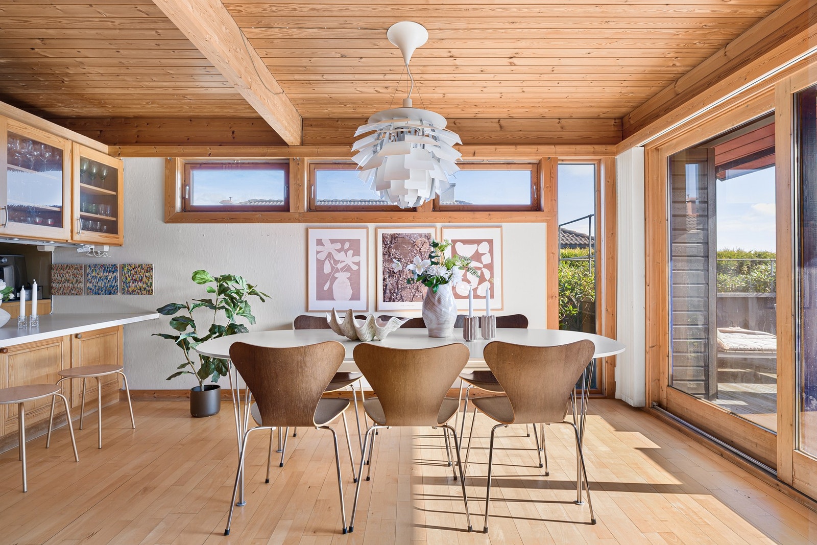 Naturlig plass til stort spisebord like ved kjøkkenet Galleribilde