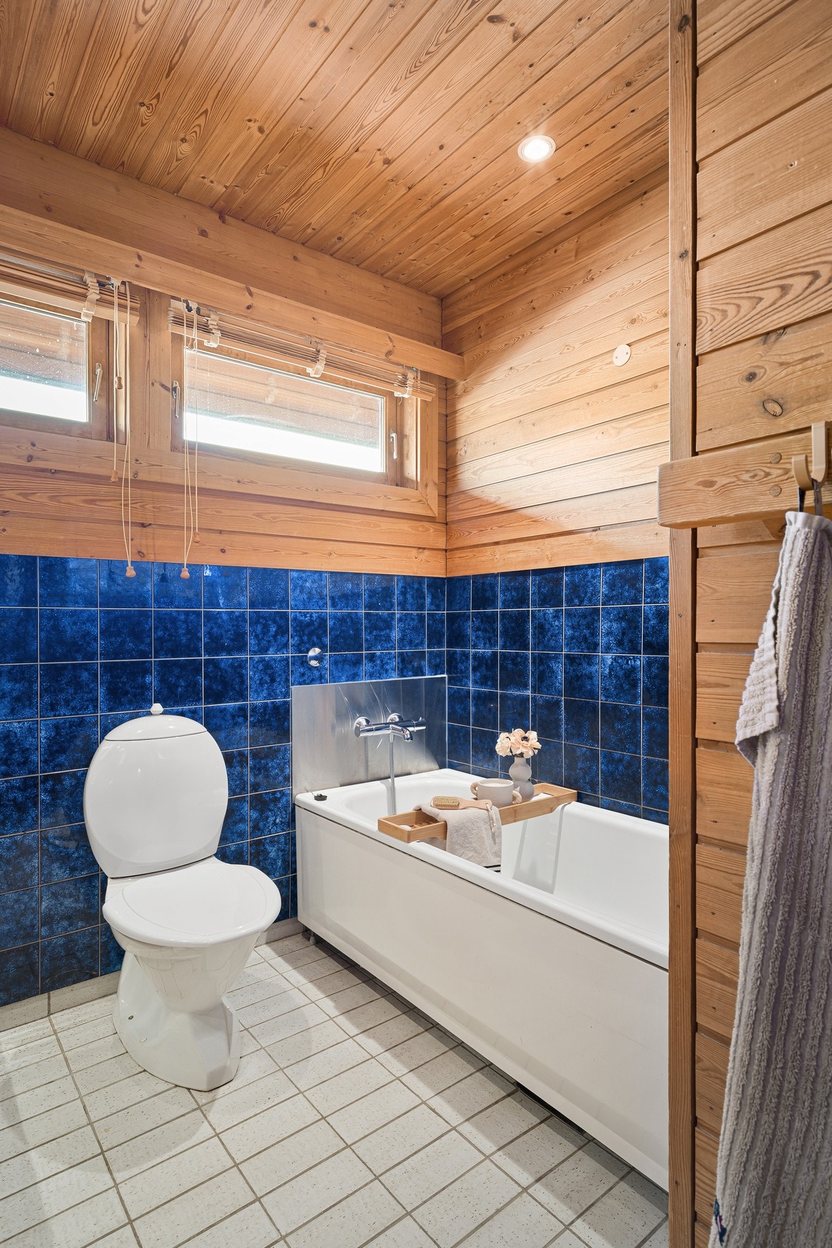 Badet er innredet med dobbel servant i innredning og speil. Videre er rommet utstyrt med toalett og badekar. Galleribilde