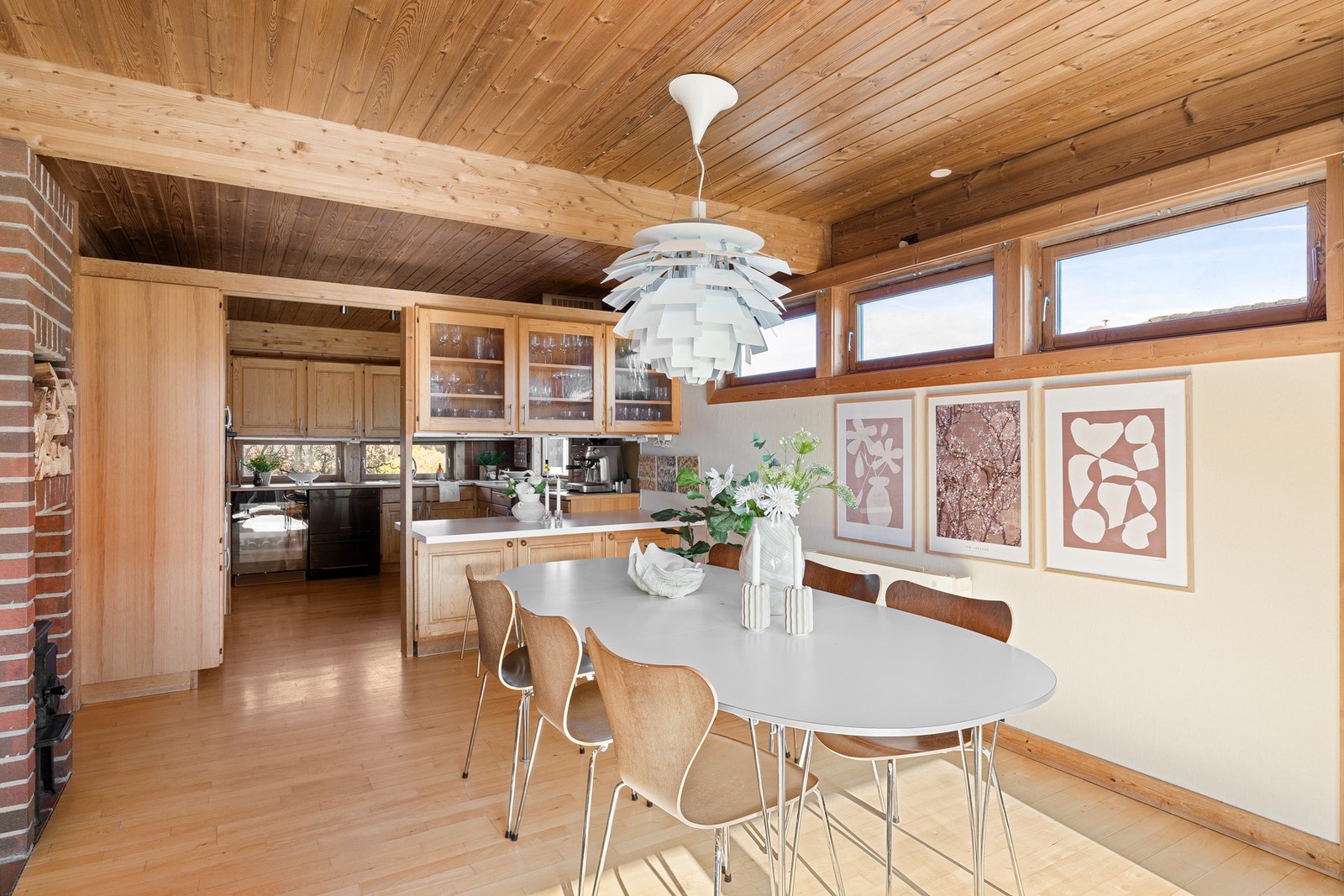 Det er vindusflater mot nord, øst og sør som sikrer godt med naturlig lys Galleribilde