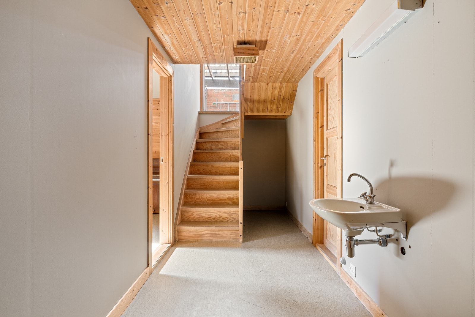 Boligens underetasje består av Gang, vaskerom, bod,
bad/vaskerom, uinnredet rom,
kjellerstue, hobbyrom og bod. Galleribilde