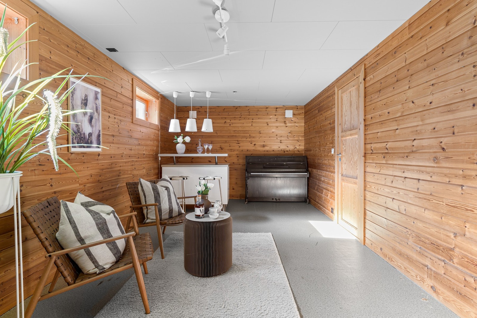 Rommene gir gode muligheter for variert bruk, enten som TV-stue, lekerom, kontor eller ungdomsavdeling. Galleribilde