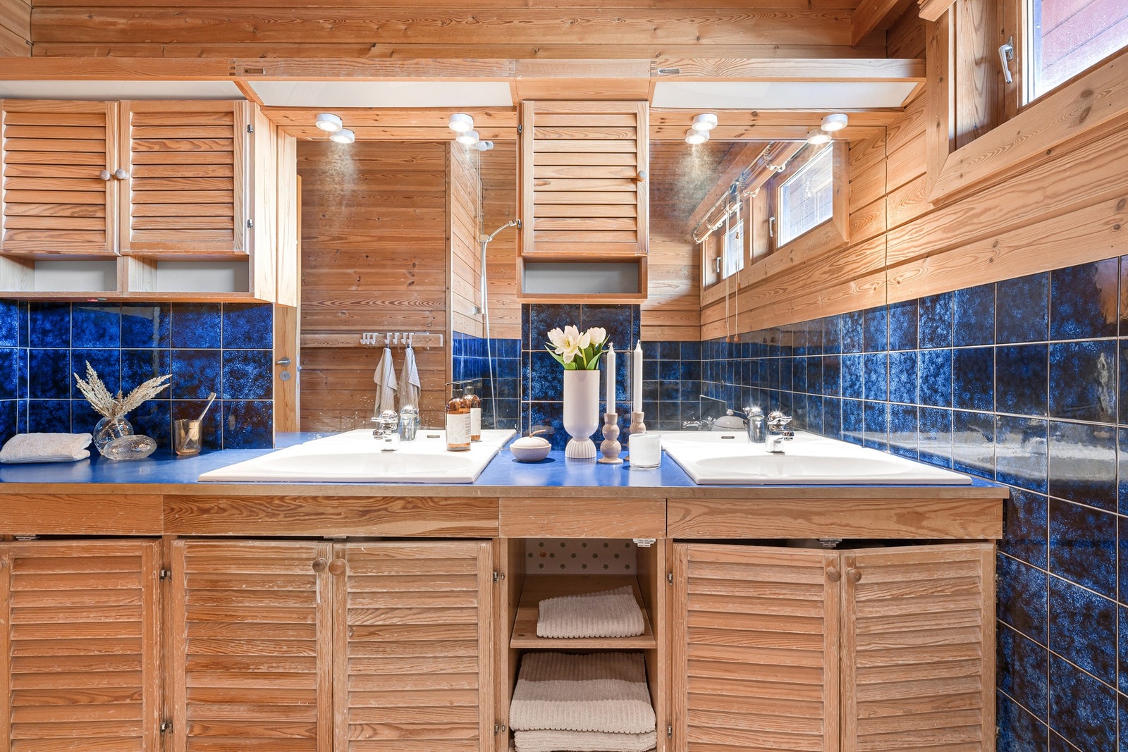 Av våtrom har boligen to bad, vaskerom og separat toalettrom Galleribilde