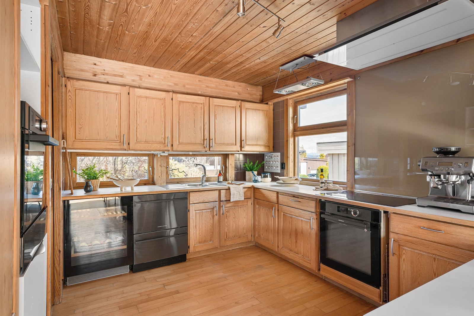 Kjøkkenet har en praktisk utforming med godt med skap- og benkeplass Galleribilde