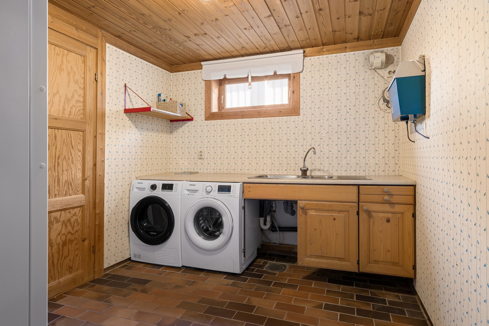 Vaskerommet er en funksjonell og romslig plass som gjør hverdagslige gjøremål lettere og mer effektive. Galleribilde