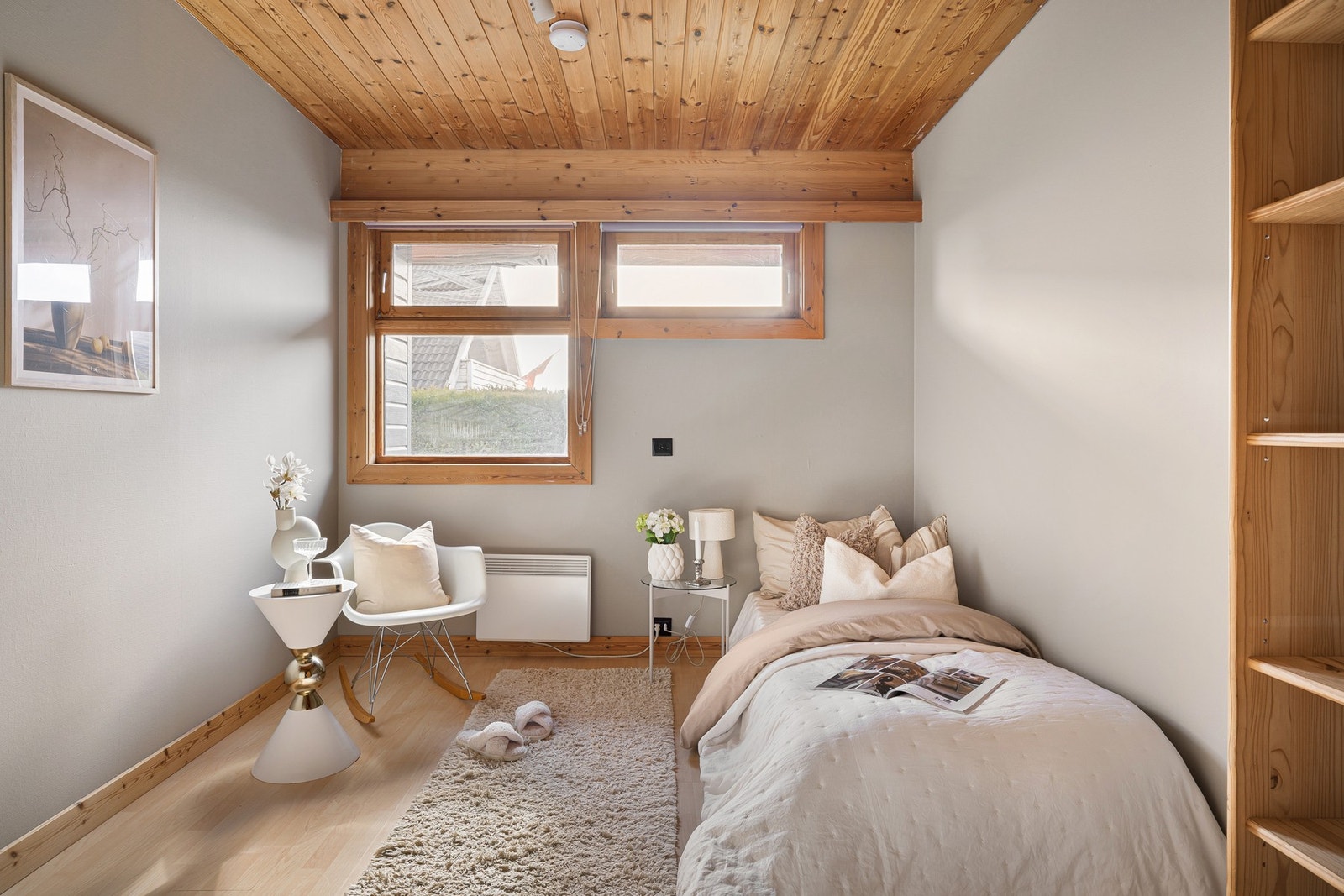 Boligen har fire soverom, hvorav tre av soverommene er plassert i boligens første etasje og et i loftetasjen. Galleribilde