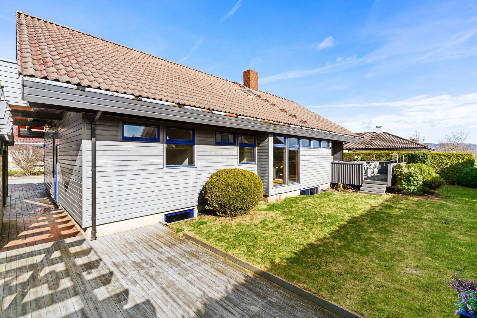 Boligen har et særegent utrykk og uteområdet er skjermet fra naboer Galleribilde