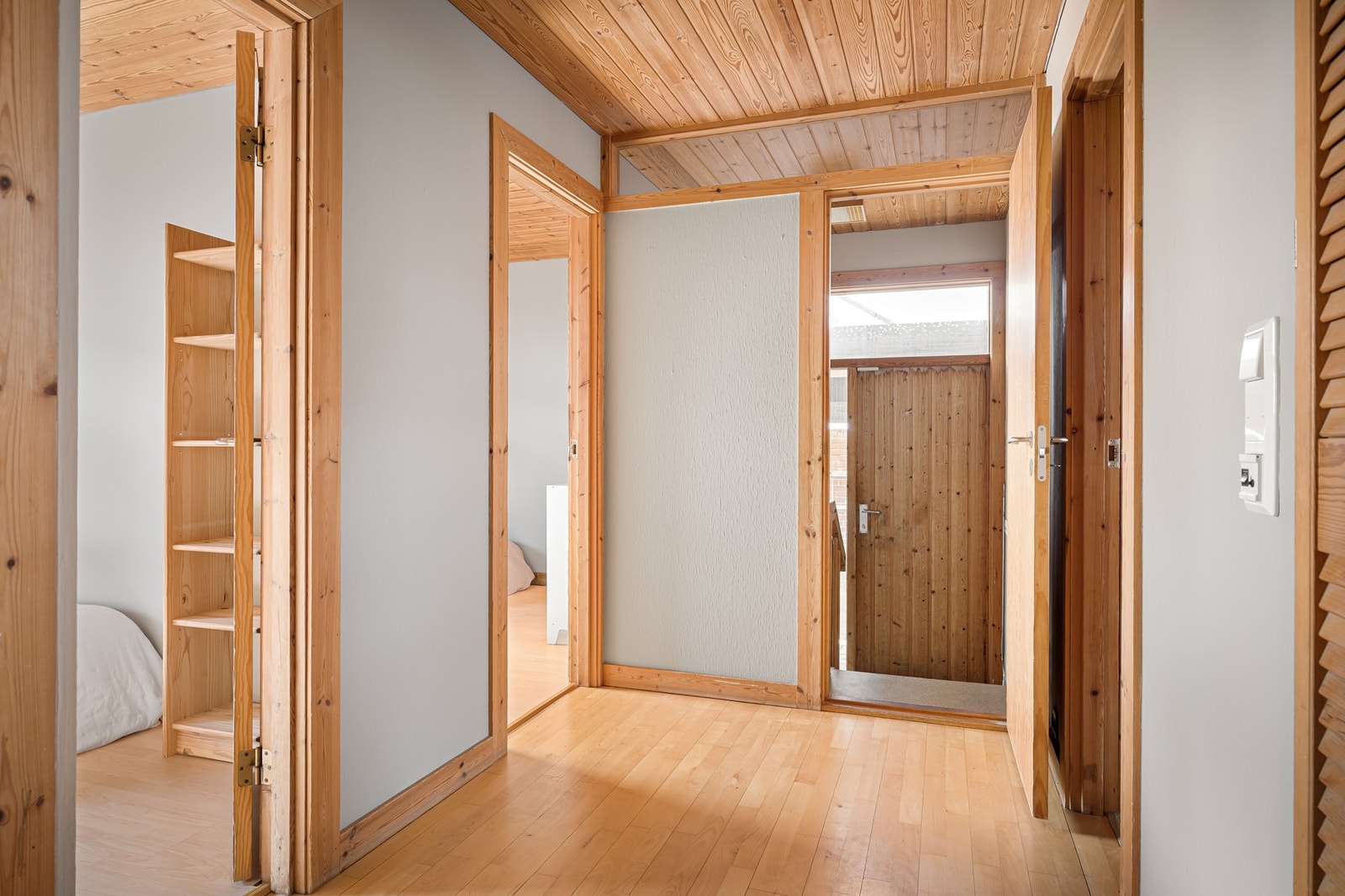 Boligens første etasje består av 3 soverom, stue og kjøkken i åpen løsning, bad, wc, grov kjøkken/bi-inngang og entré. Galleribilde