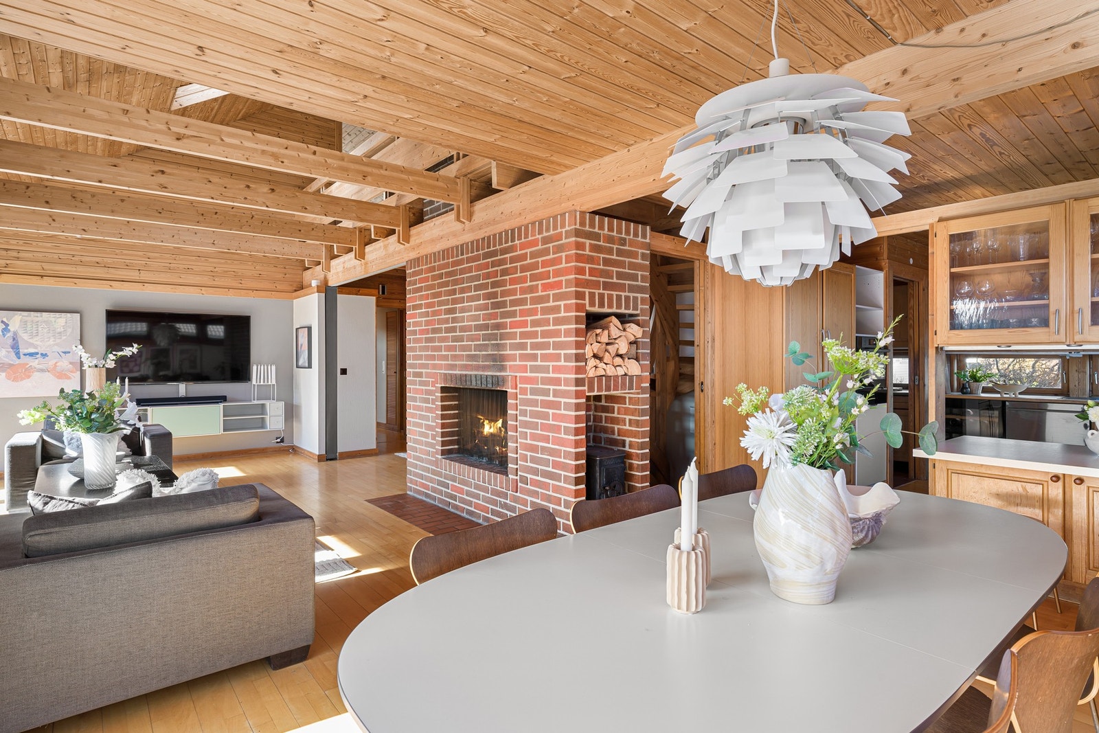 Den åpne løsningen mot spiseområdet skaper en sosial atmosfære, perfekt for både hverdagslige måltider og gjestemiddager. Galleribilde