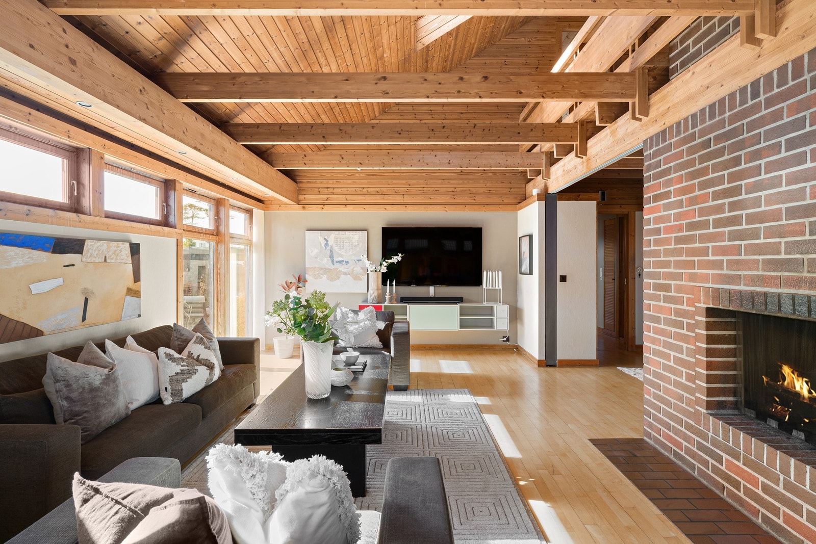 Stedbygget peis som fungere som romdeler. Galleribilde