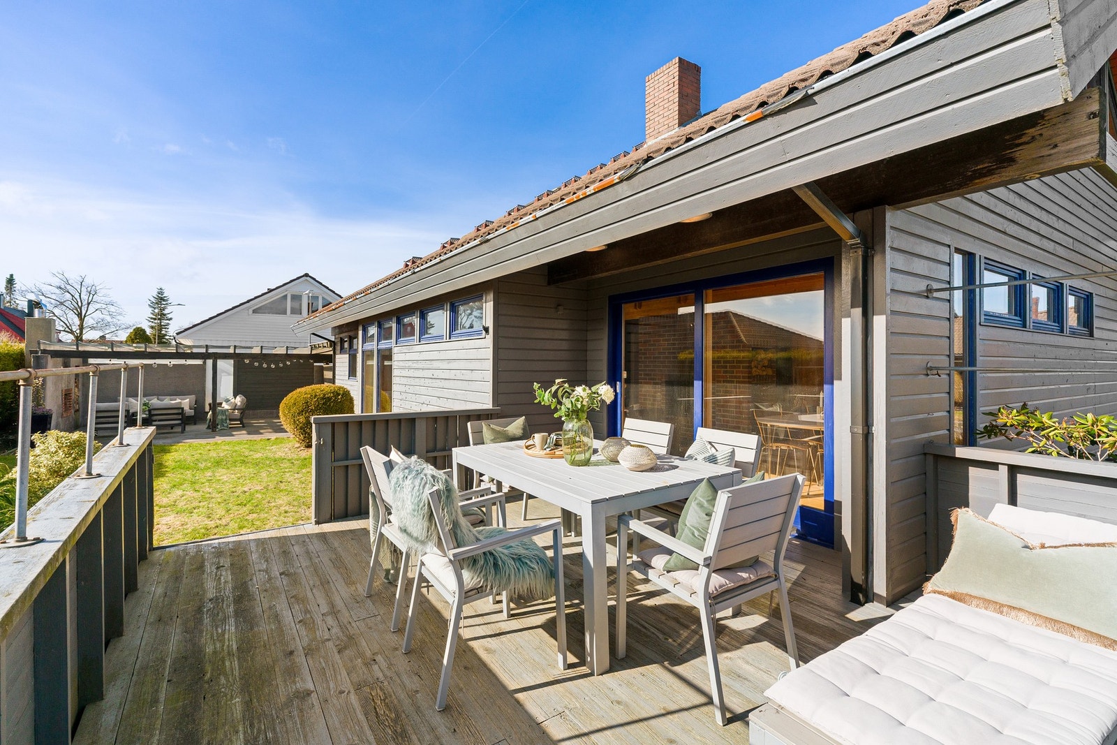 Her er det god plass til utemøbler, grill og sosiale sammenkomster i hyggelige omgivelser. Galleribilde