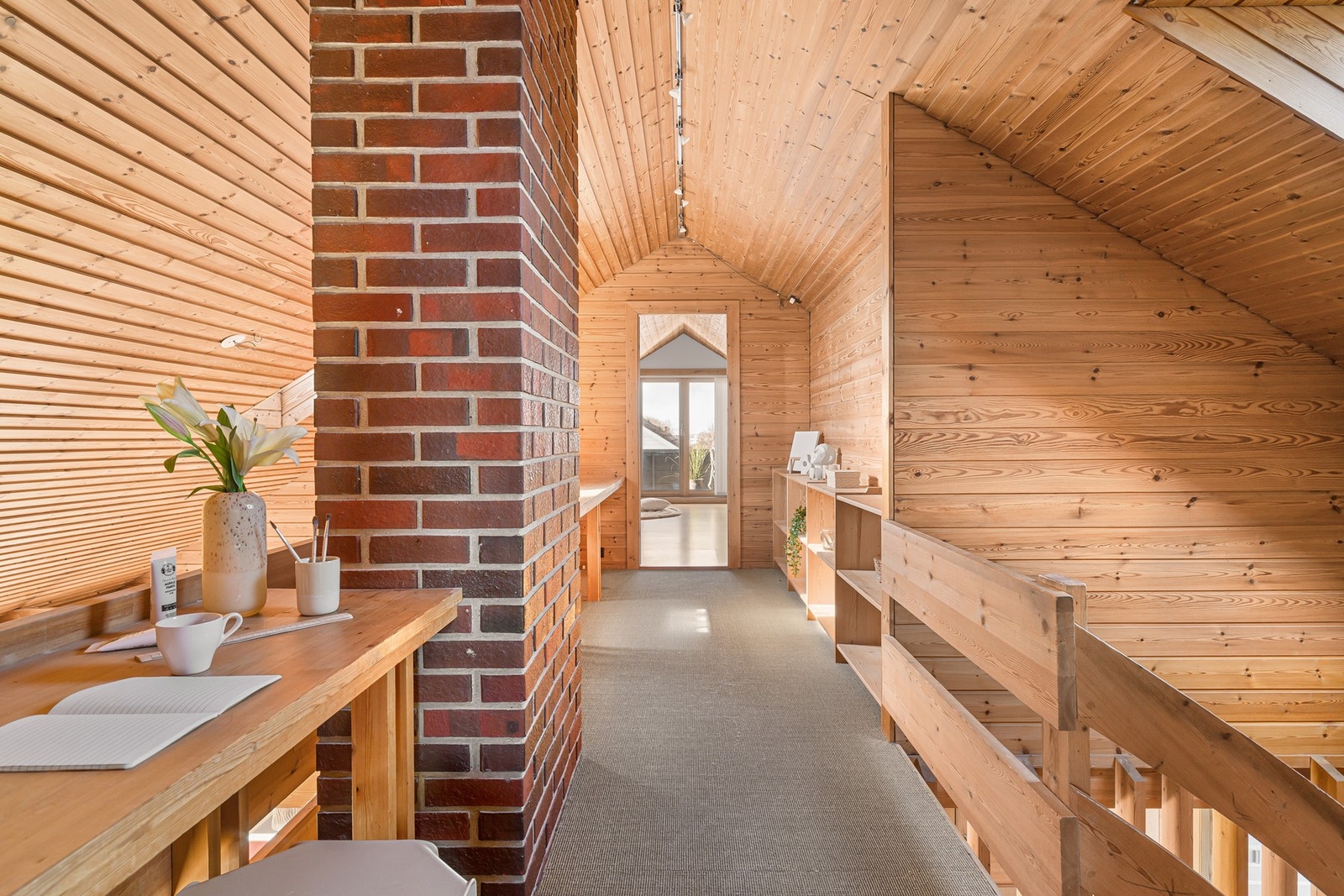 I andre etasje finner du en loftstue og et soverom. Mellom rommene er det et "galleri" med stedbygget skrivepulter Galleribilde