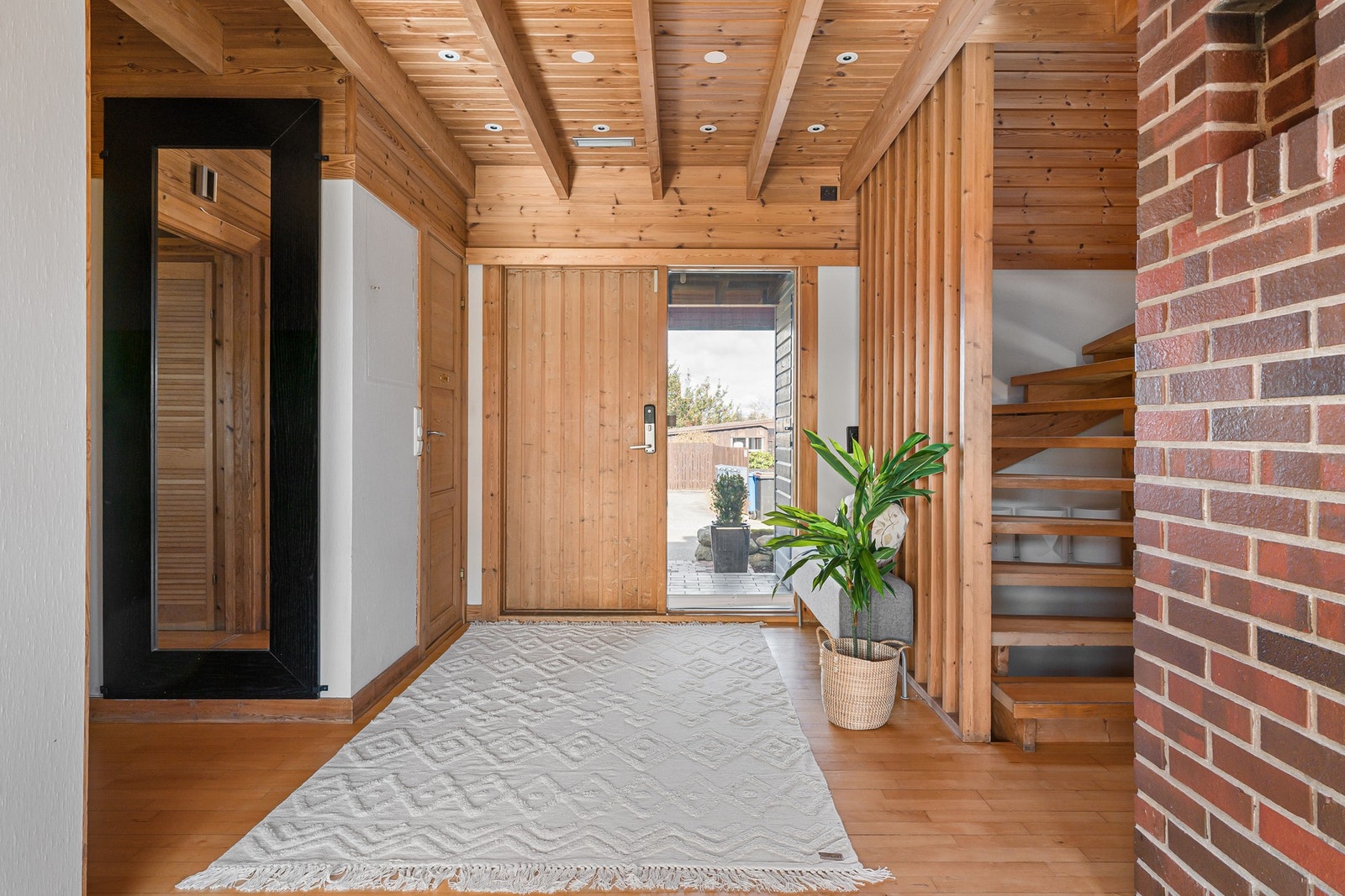 Boligen har en innbydende entré/gang med god plass til oppheng av yttertøy og sko. Galleribilde