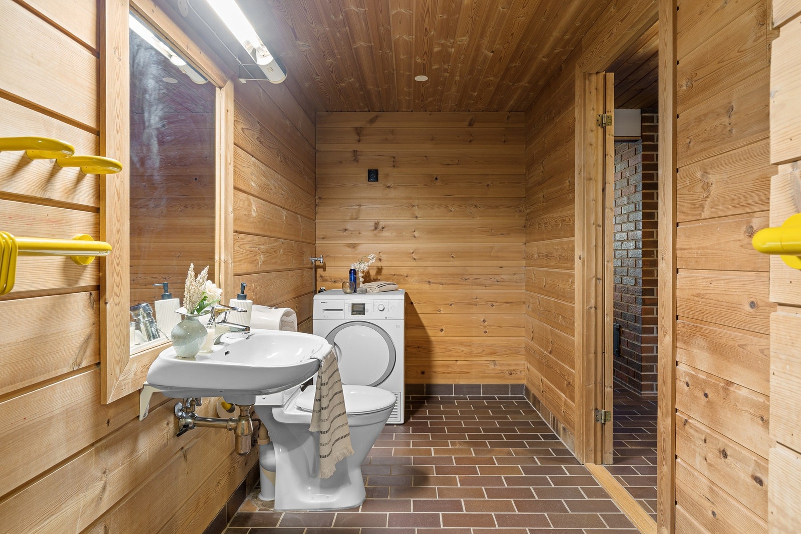 Badet er utstyrt med servant, toalett, dusj og opplegg til vaskemaskin. Galleribilde