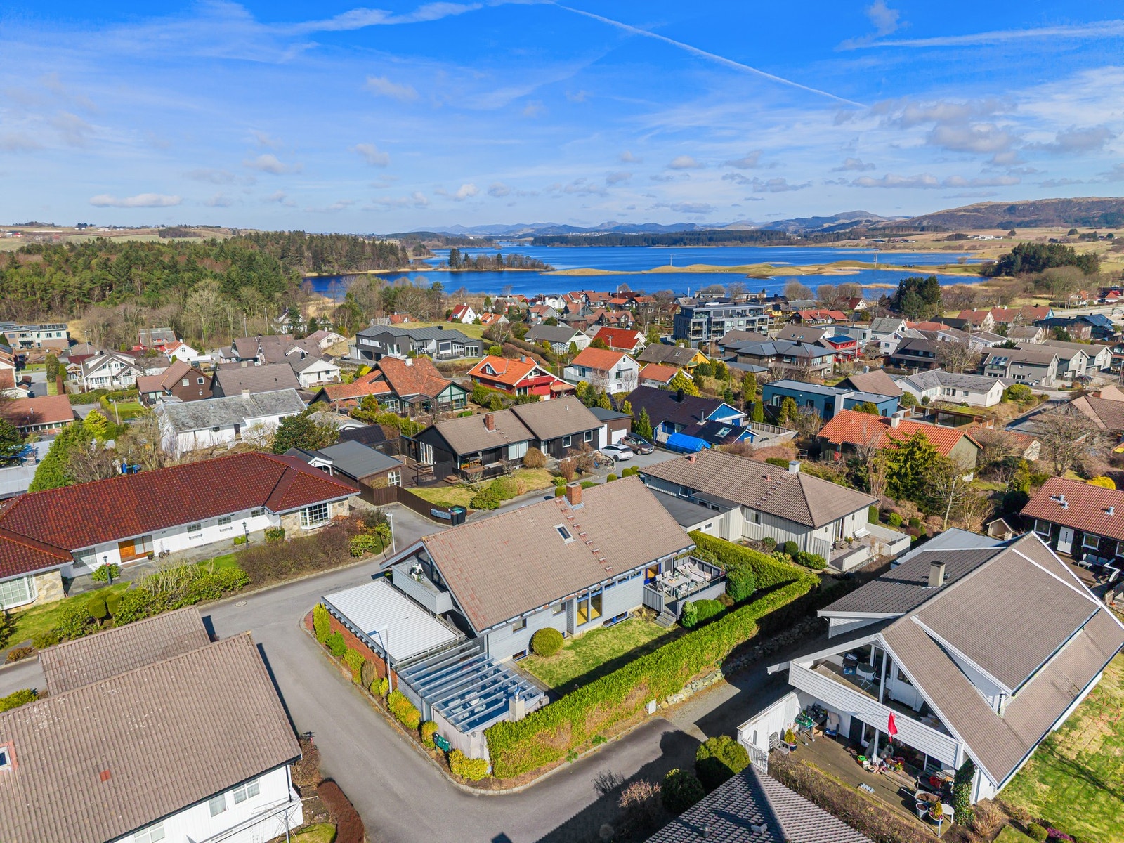 Boligen ligger i enden av en blindgate med lite trafikk Galleribilde