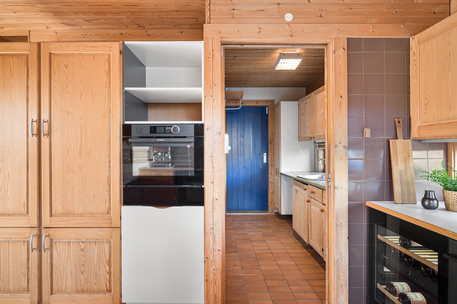 I tillegg har boligen et grovkjøkken/bi-inngang i tilknytning til kjøkkenet, noe som er praktisk i hverdagen. Denne inngangen egner seg godt som en mer uformell adkomst, for eksempel ved handling, barnefamilier eller etter aktiviteter utendørs. Galleribilde