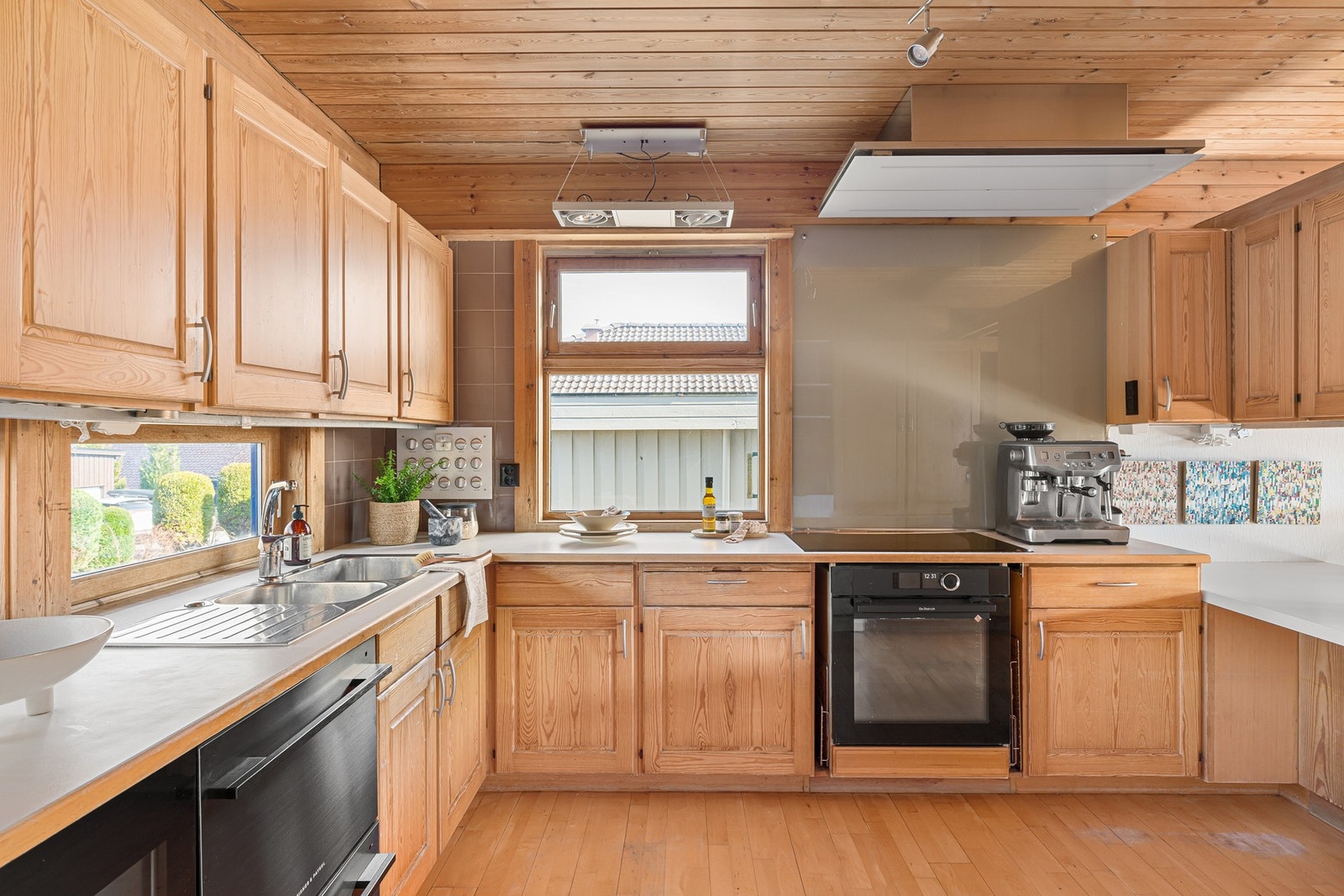 Kjøkkenet har integrert stekeovn, kjøleskuffer, oppvaskmaskin, dampovn og vinskap. Galleribilde