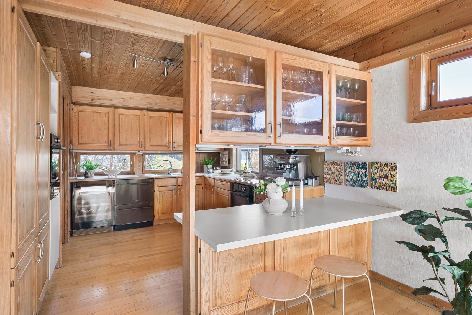 Kjøkkenet ligger i tilknytning til stuen og har innredning med profilerte fronter i furu og benkeplate i laminat. Galleribilde