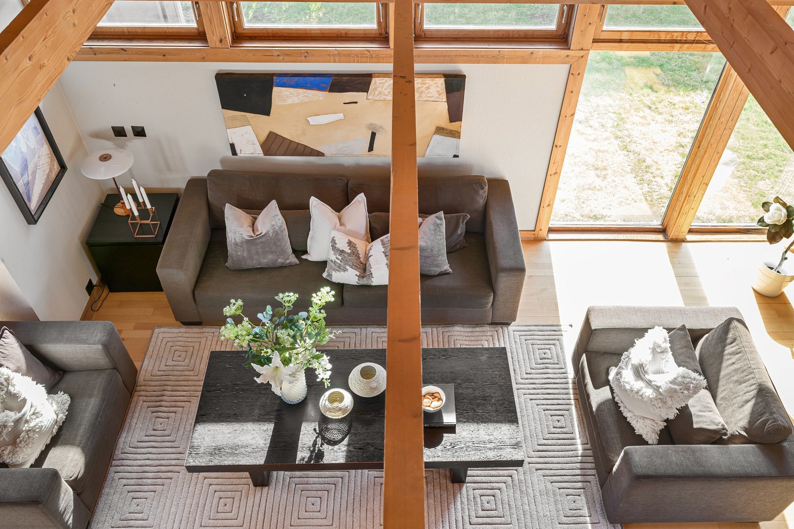 Lys og luftig stue med ekstra takhøyde og synlige trebjelker Galleribilde