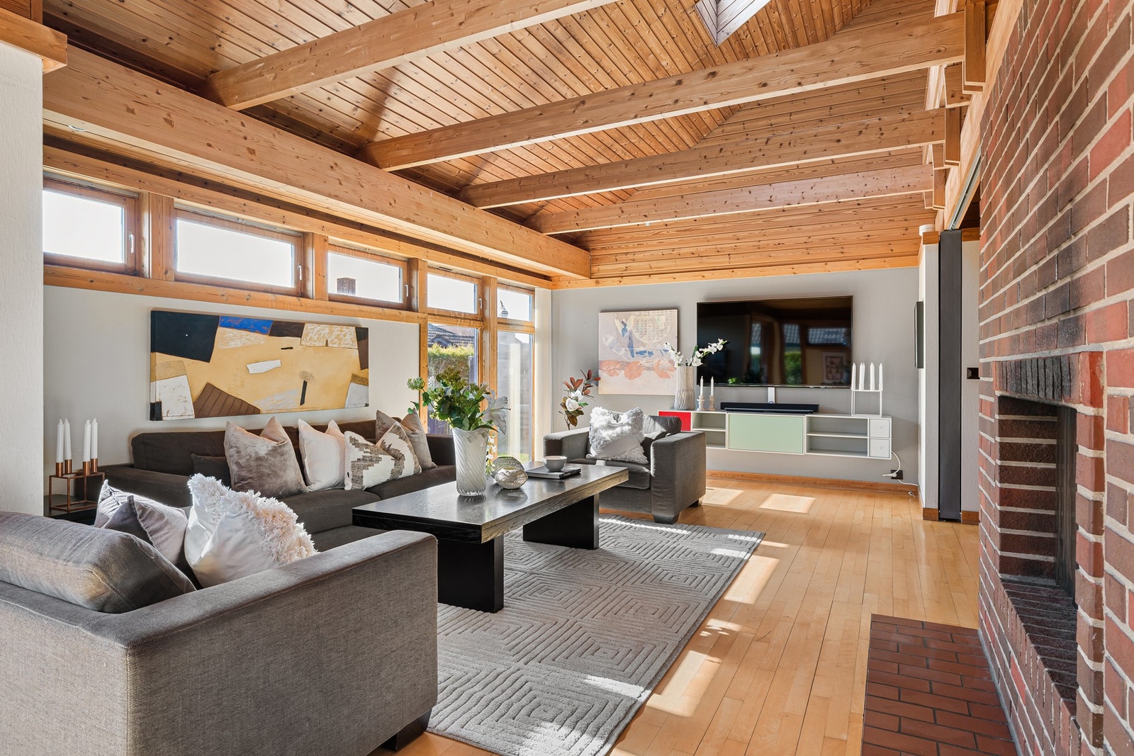 Rommet har gode møbleringsmuligheter med plass til både sofagruppe og TV-løsning. Galleribilde