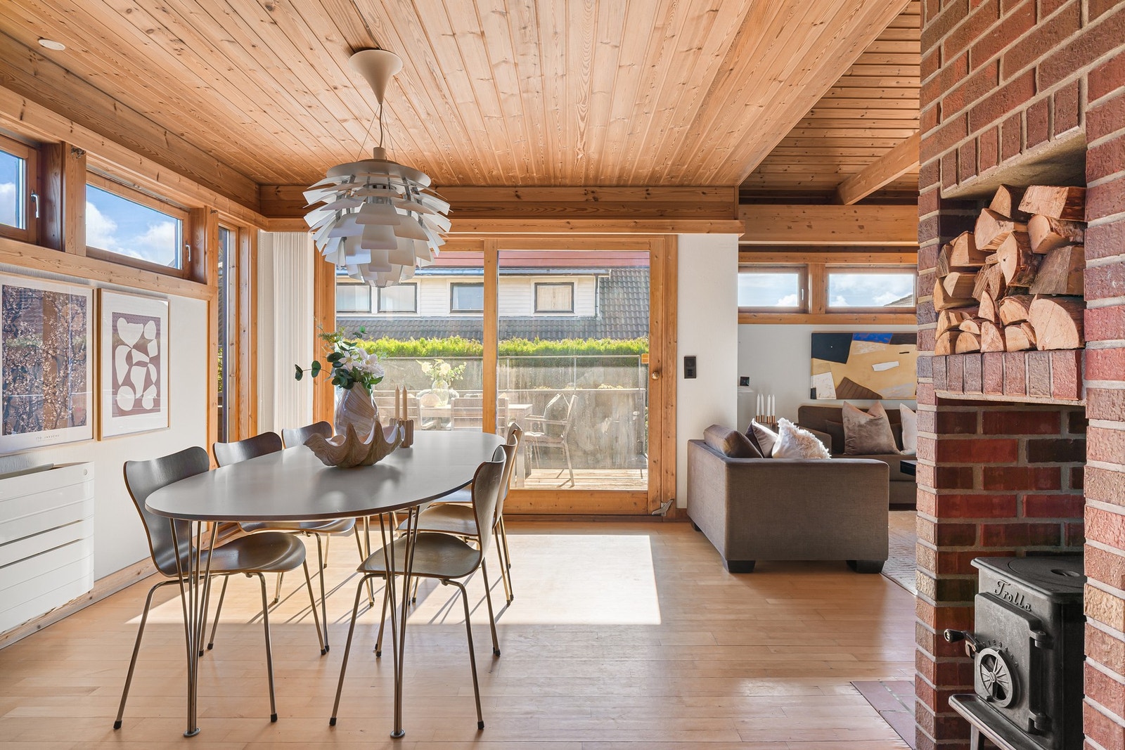 Fra stuen er det skyvedør ut til en sørvendt terrasse med gode solforhold Galleribilde