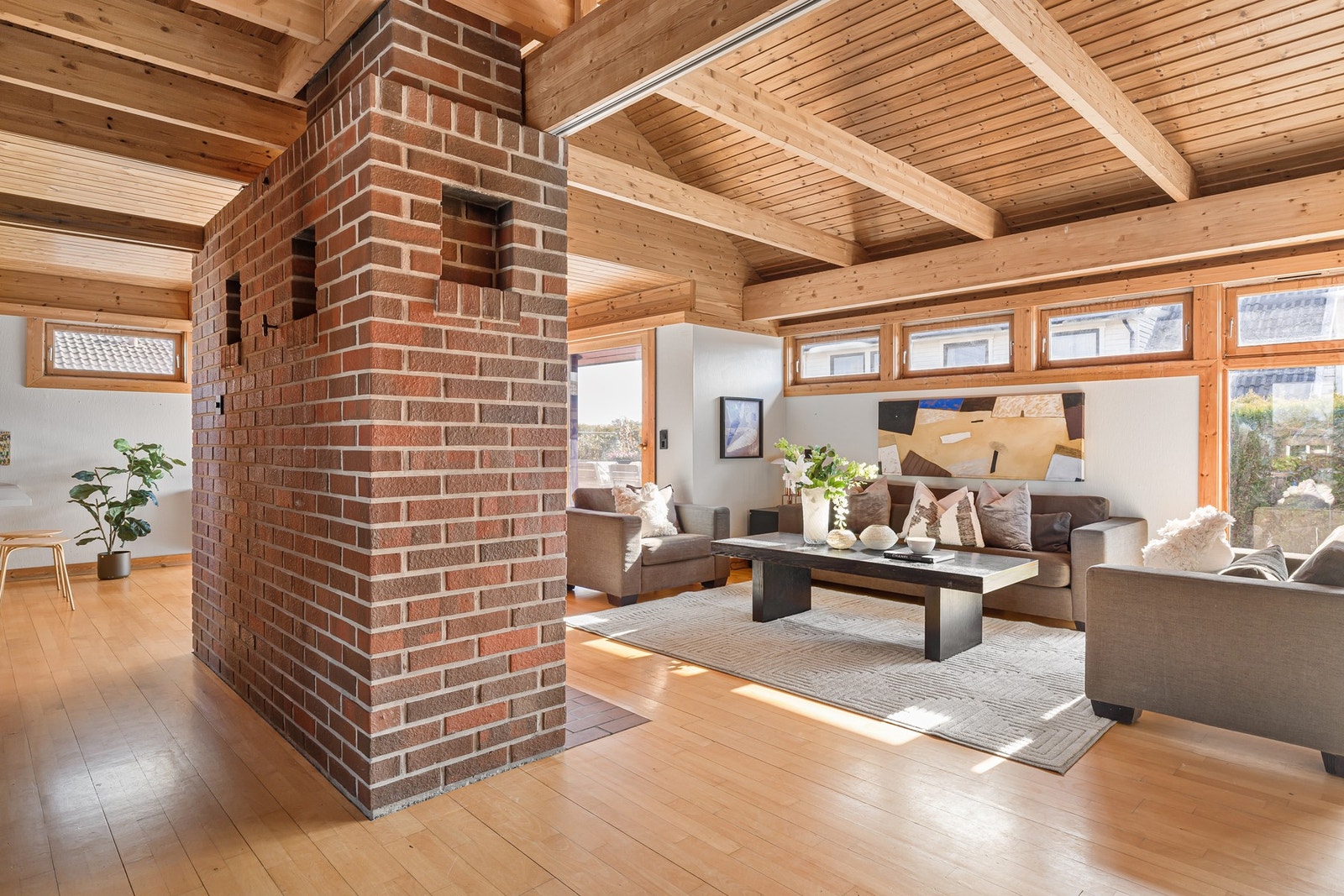 Stuen er lys og romslig, med store vindusflater som slipper inn rikelig med naturlig lys. Galleribilde