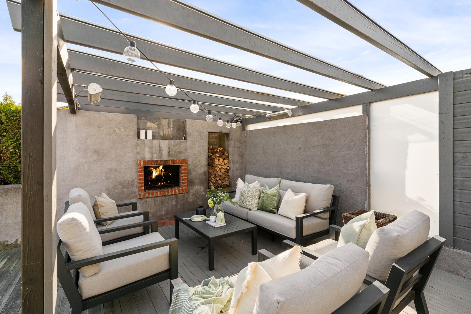 Terrasse og koselig utestue med peis - forlenger utesesongen Galleribilde