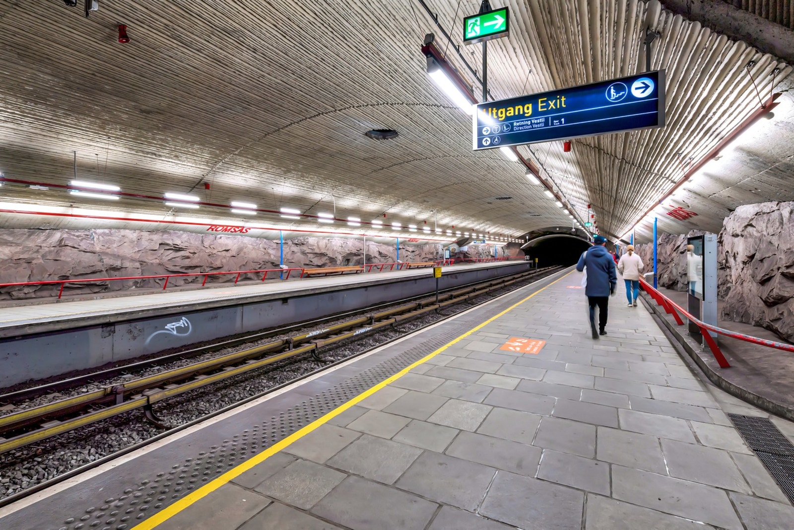 Romsås T-banestasjon har forbindelse til Oslo S via linje 5, og reisen tar omtrent 23 minutter. Galleribilde