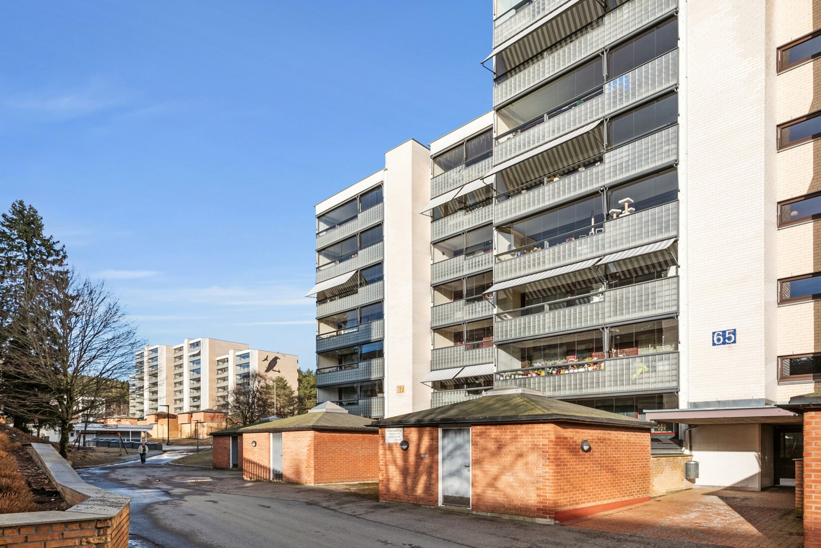 Fasaden og inngangspartiet, med pene utearealer som skaper et godt førsteinntrykk. Galleribilde