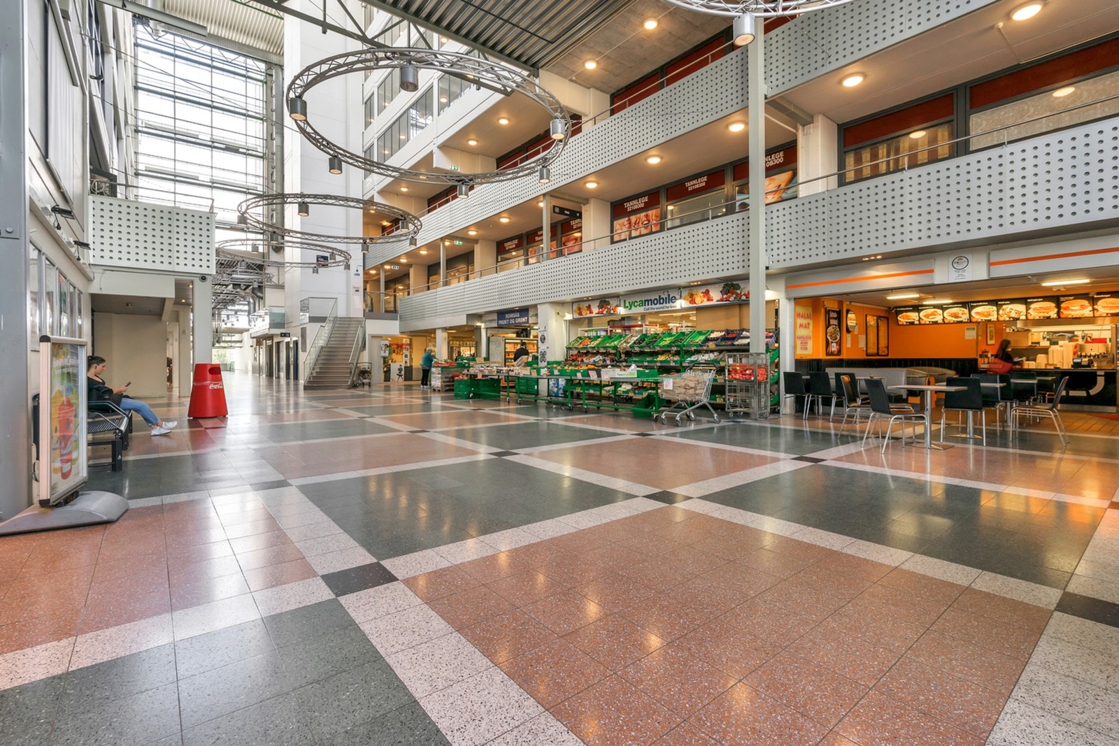 Dagligvarehandelen kan gjøres ved bl.a. Kiwi (Romsås senter), Coop Extra, Rema 1000 og Meny på Grorud. Galleribilde