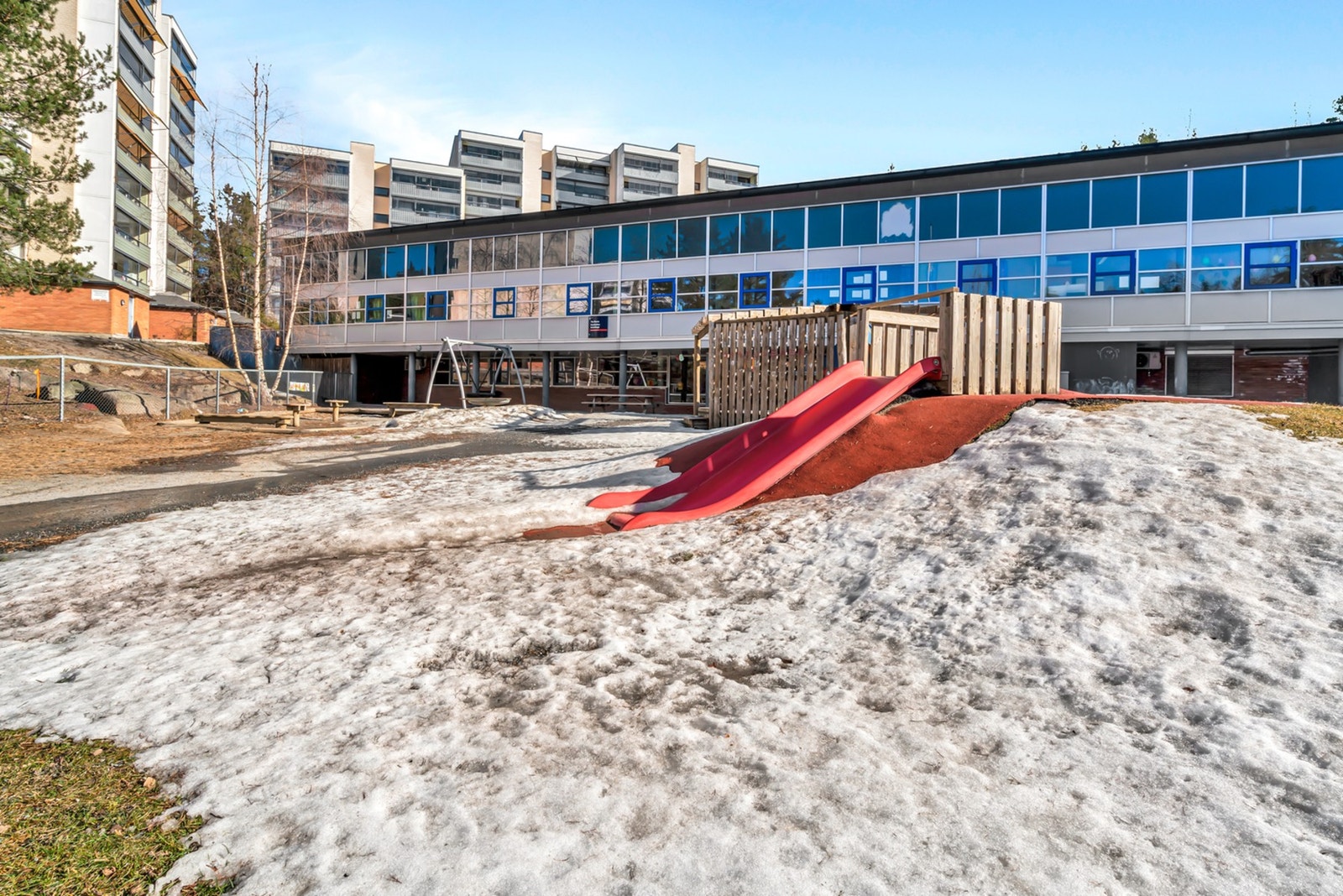 Rett rundt hjørnet ligger Ravnkollen barnehage, noe som gjør hverdagen ekstra praktisk for småbarnsfamilier. Galleribilde